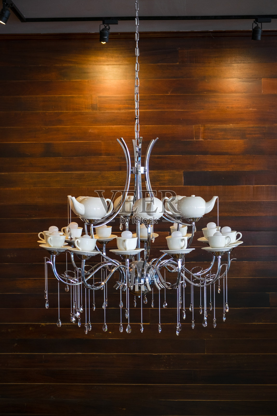 照明悬挂现代白色造型的壶杯灯当代为室内装饰豪华吊灯风格。照片摄影图片