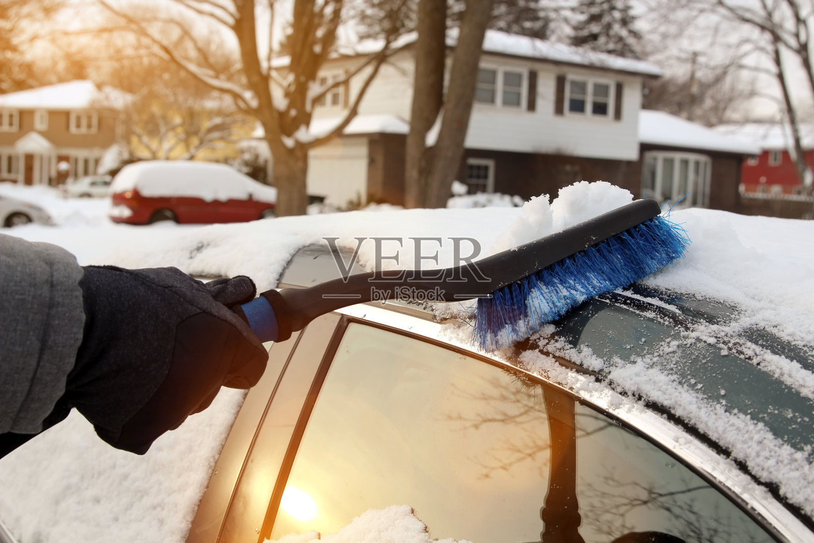 交通，冬季和车辆概念-人从车上清除雪刷照片摄影图片