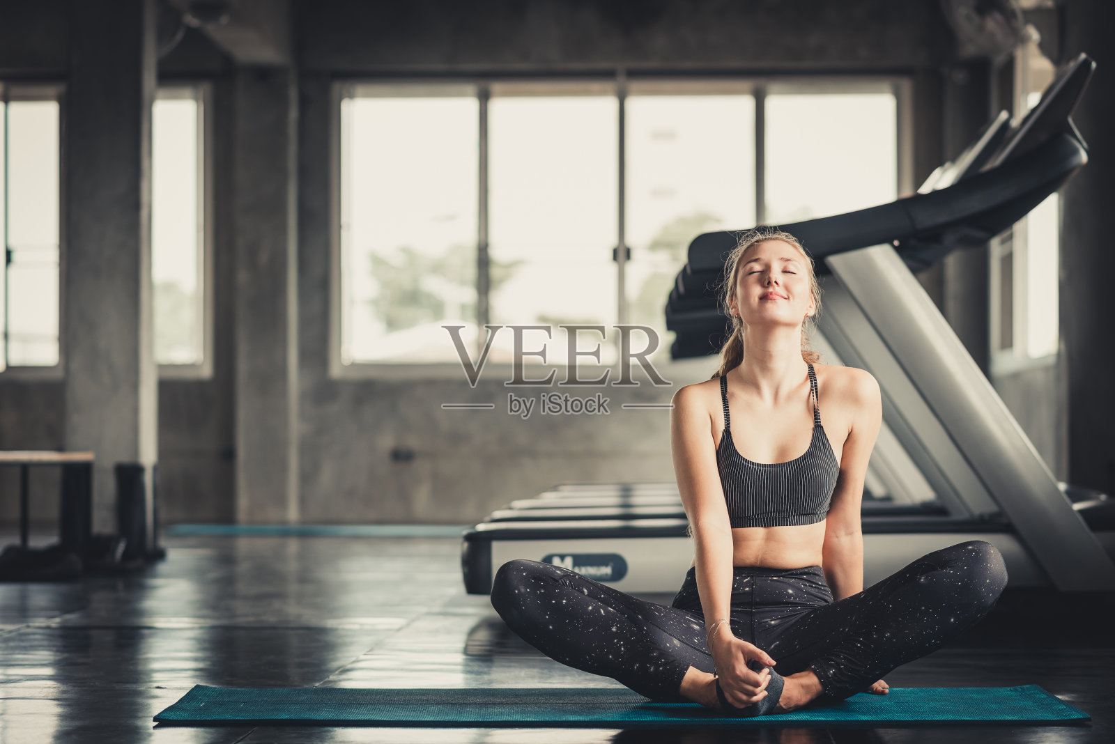 女人伸展瑜伽马特锻炼前照片摄影图片