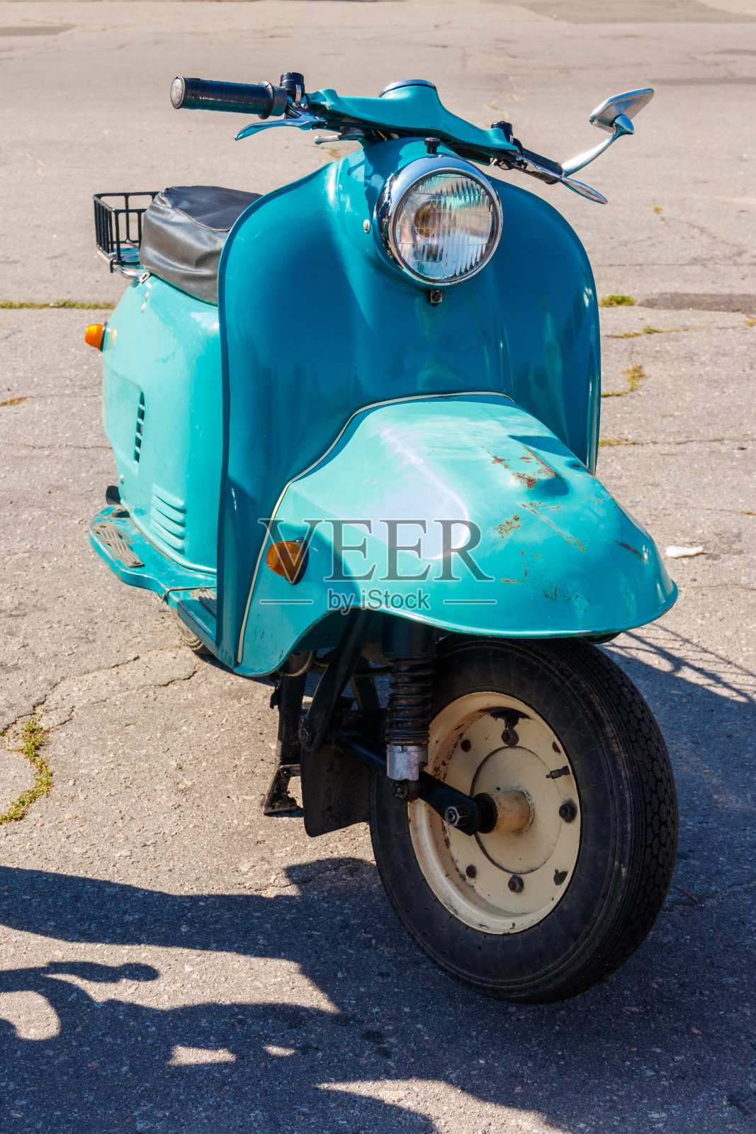 蓝色复古摩托车停在城市街道上照片摄影图片