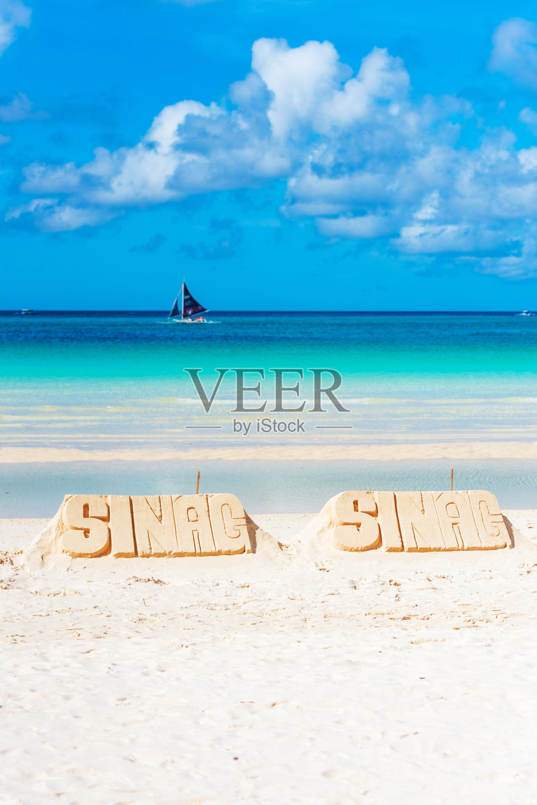 菲律宾长滩海滩上的沙雕。垂直的。照片摄影图片