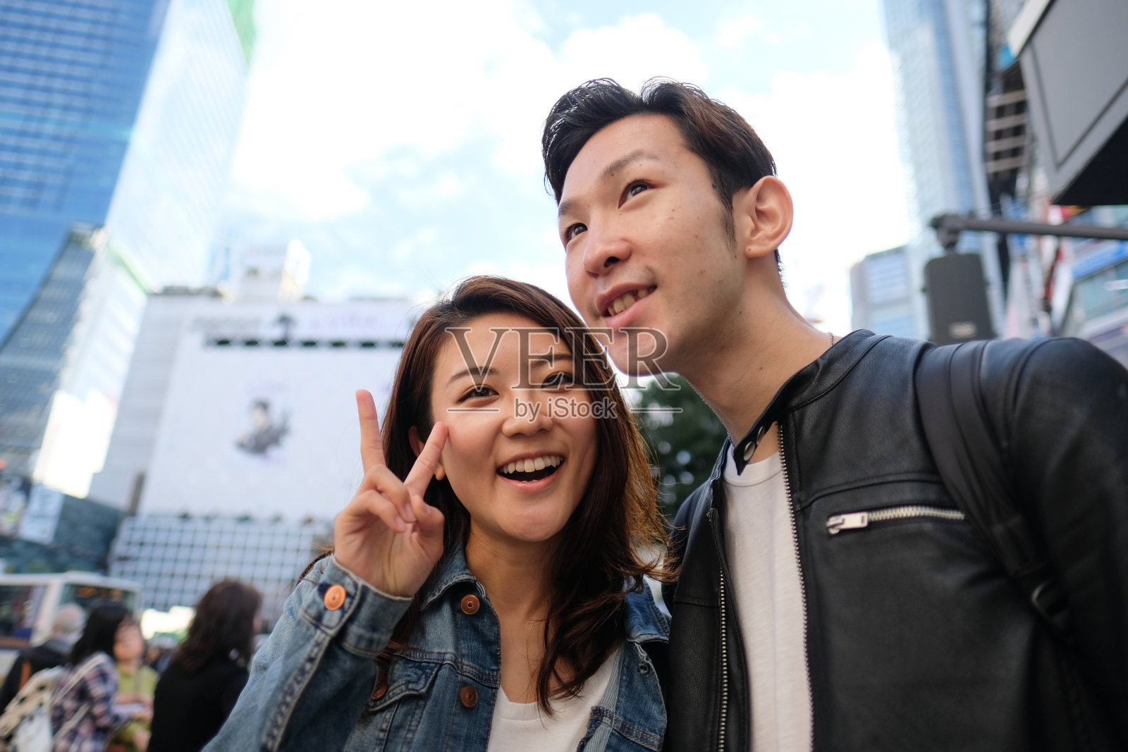 一对夫妇在东京涩谷的街道上微笑着聚在一起照片摄影图片