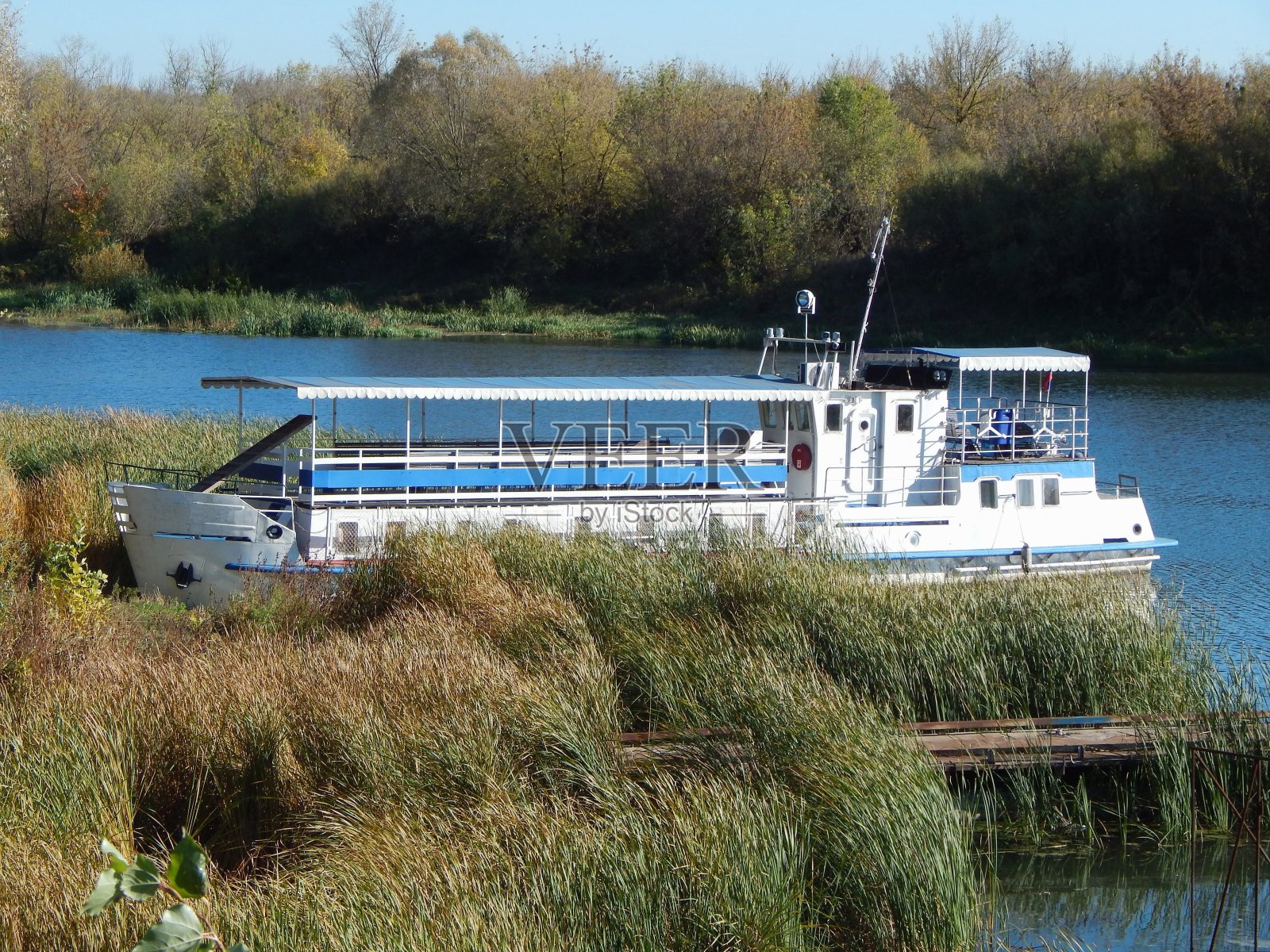河游船。客船靠近河岸。船的停泊照片摄影图片
