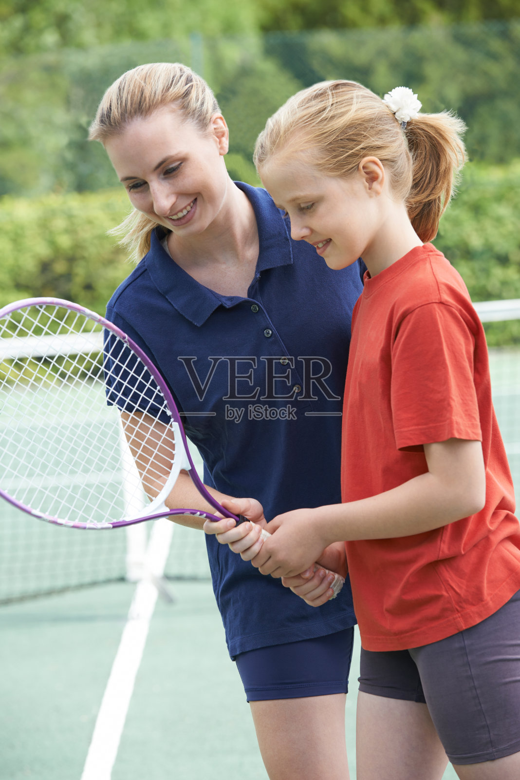 女子网球教练给女孩上课照片摄影图片