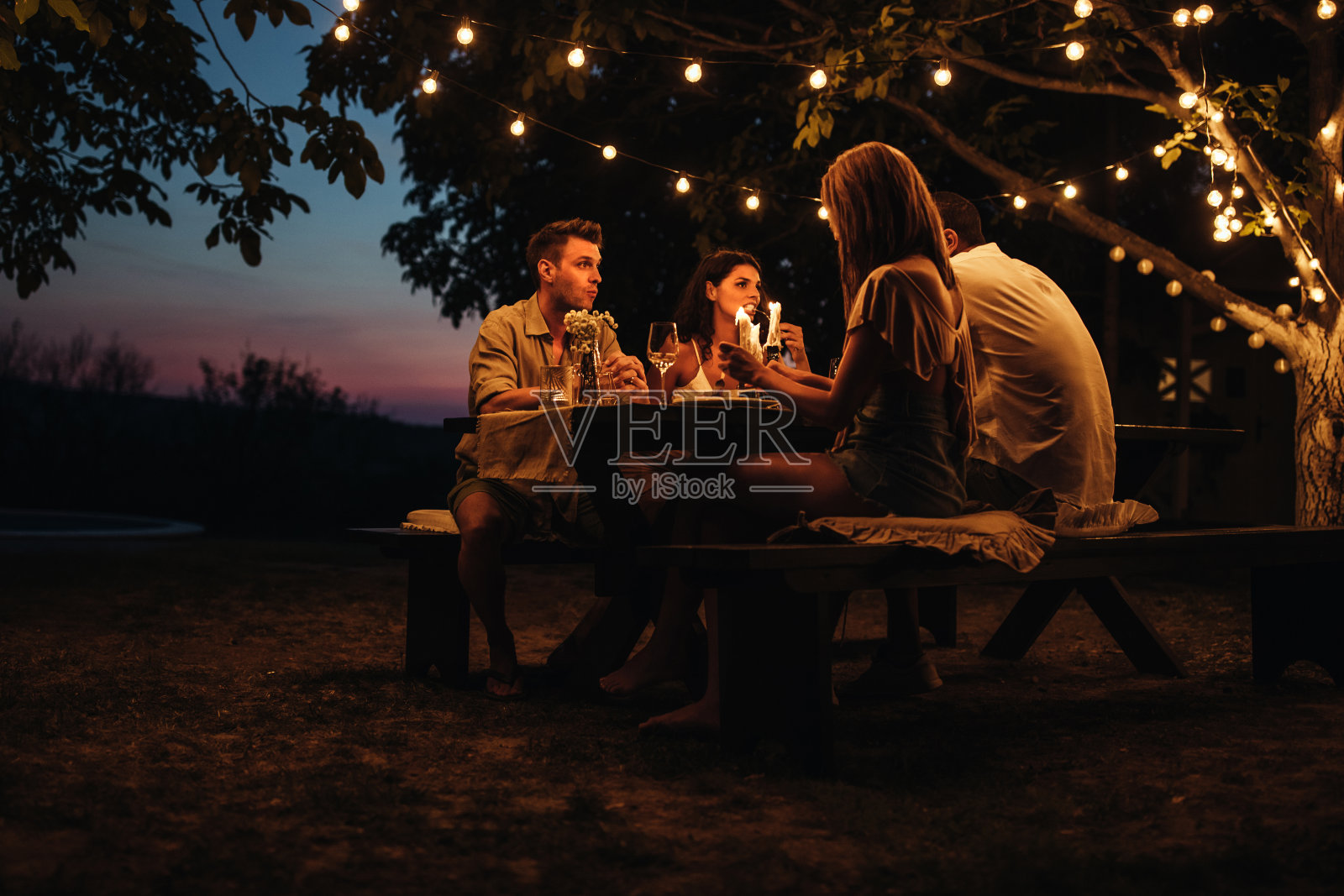 后院的浪漫晚餐照片摄影图片