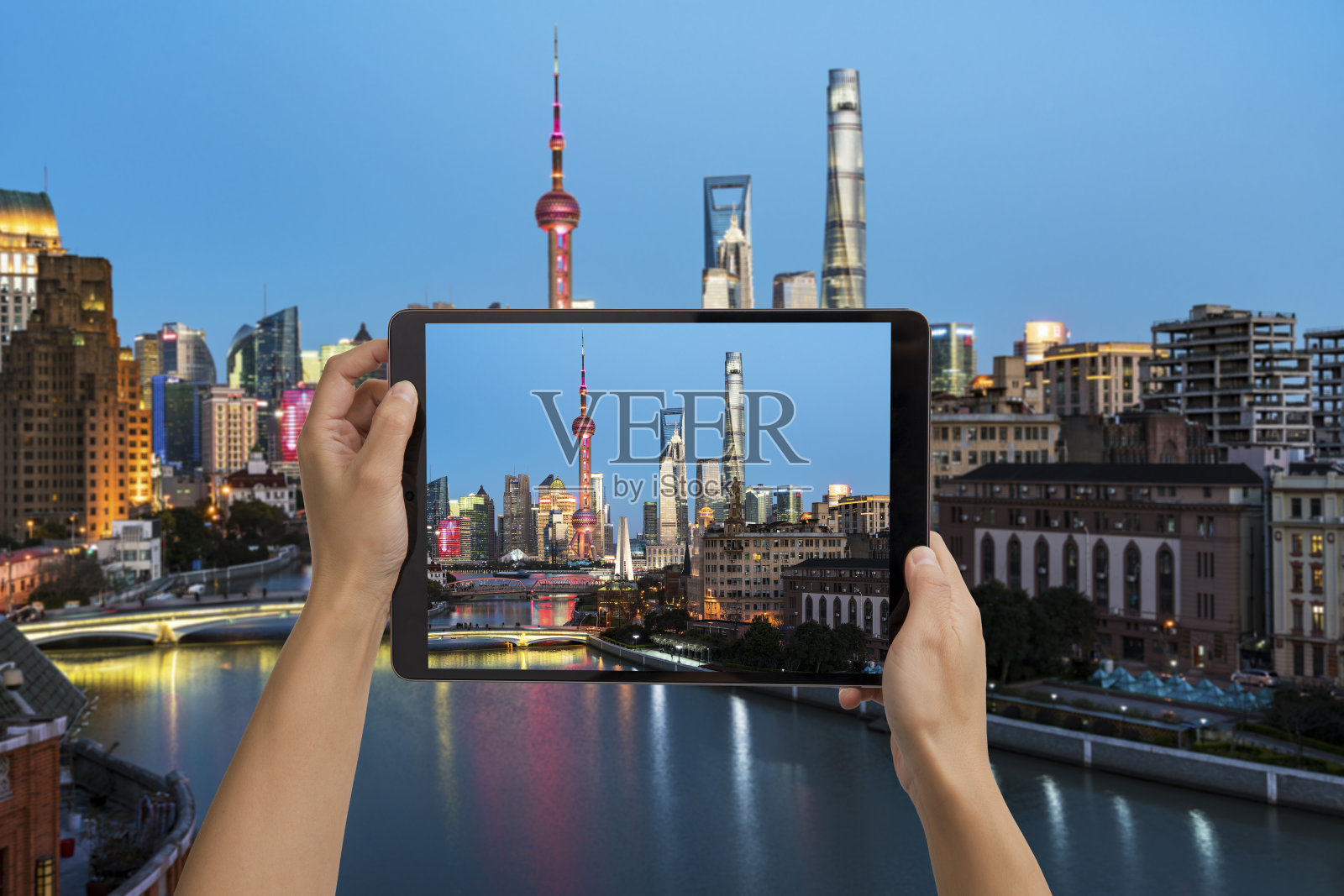 从电子设备的屏幕上看上海的天际线照片摄影图片
