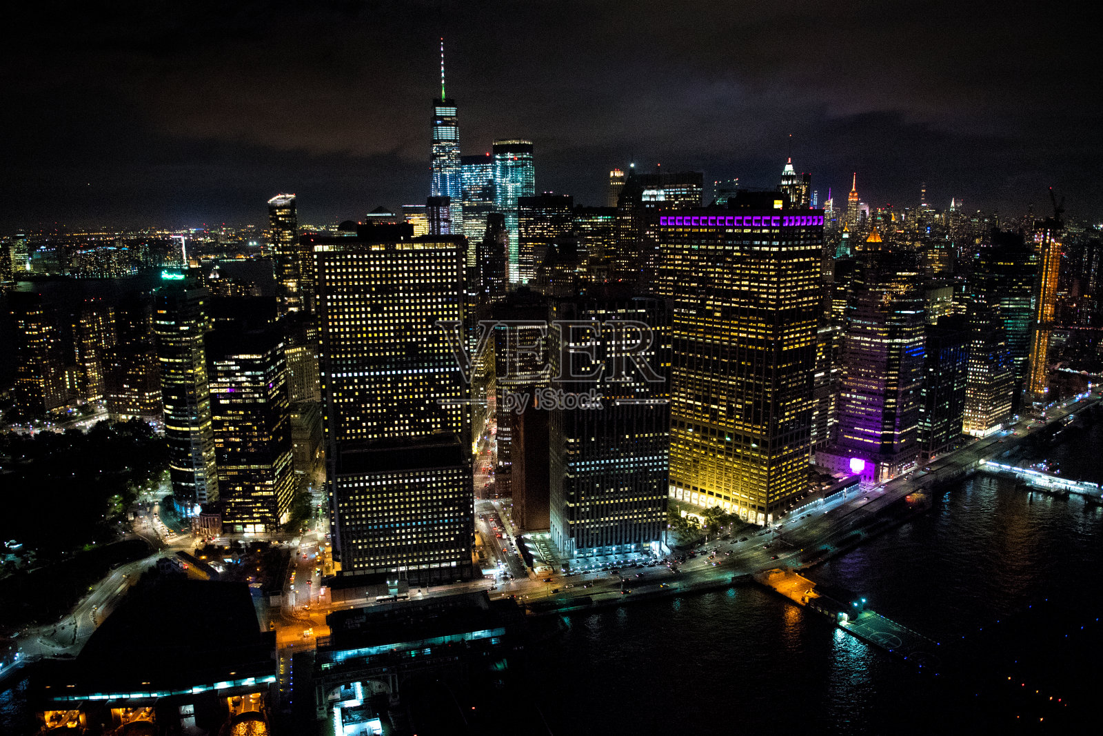 夜间直升机拍摄的曼哈顿市中心的航拍图像照片摄影图片