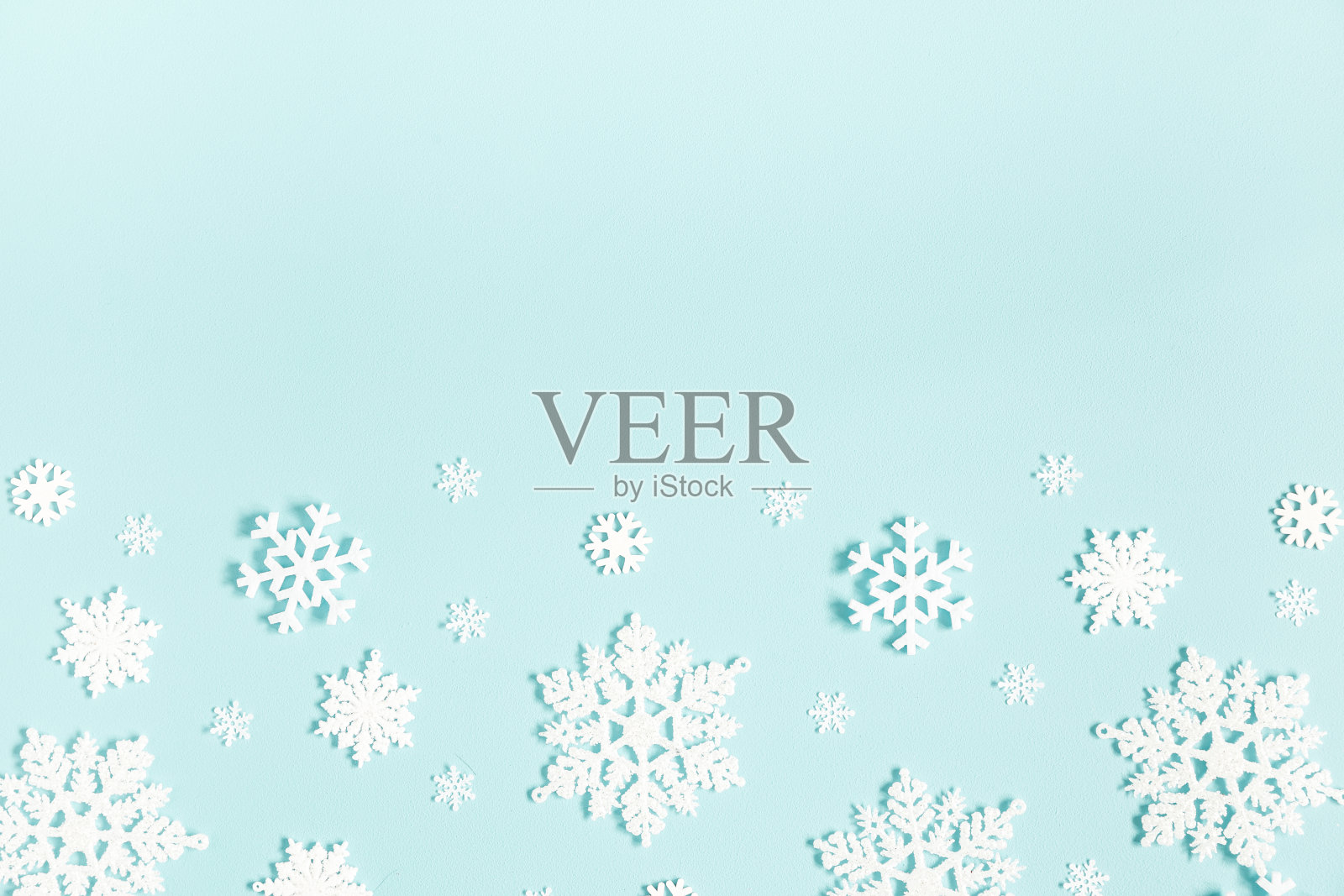 圣诞节或冬天的作文。图案的雪花在柔和的蓝色背景。圣诞节，冬天，新年的概念。平铺，俯视图，拷贝空间照片摄影图片