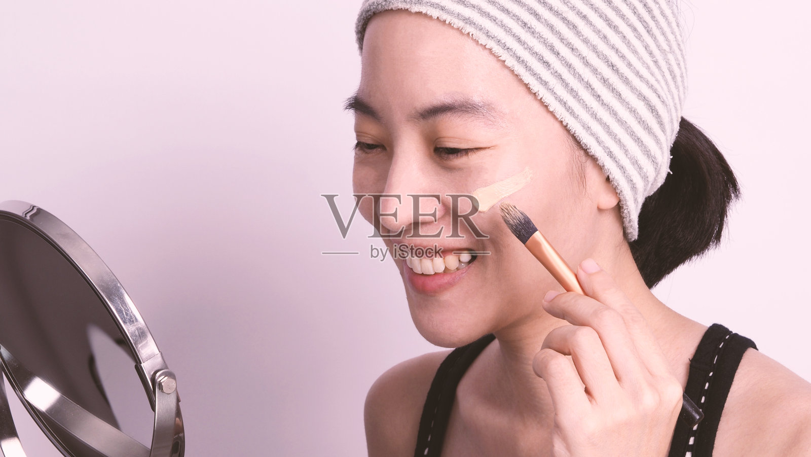 亚洲女孩或女人40岁美丽的脸与日本的面貌化妆液和化妆刷照片摄影图片