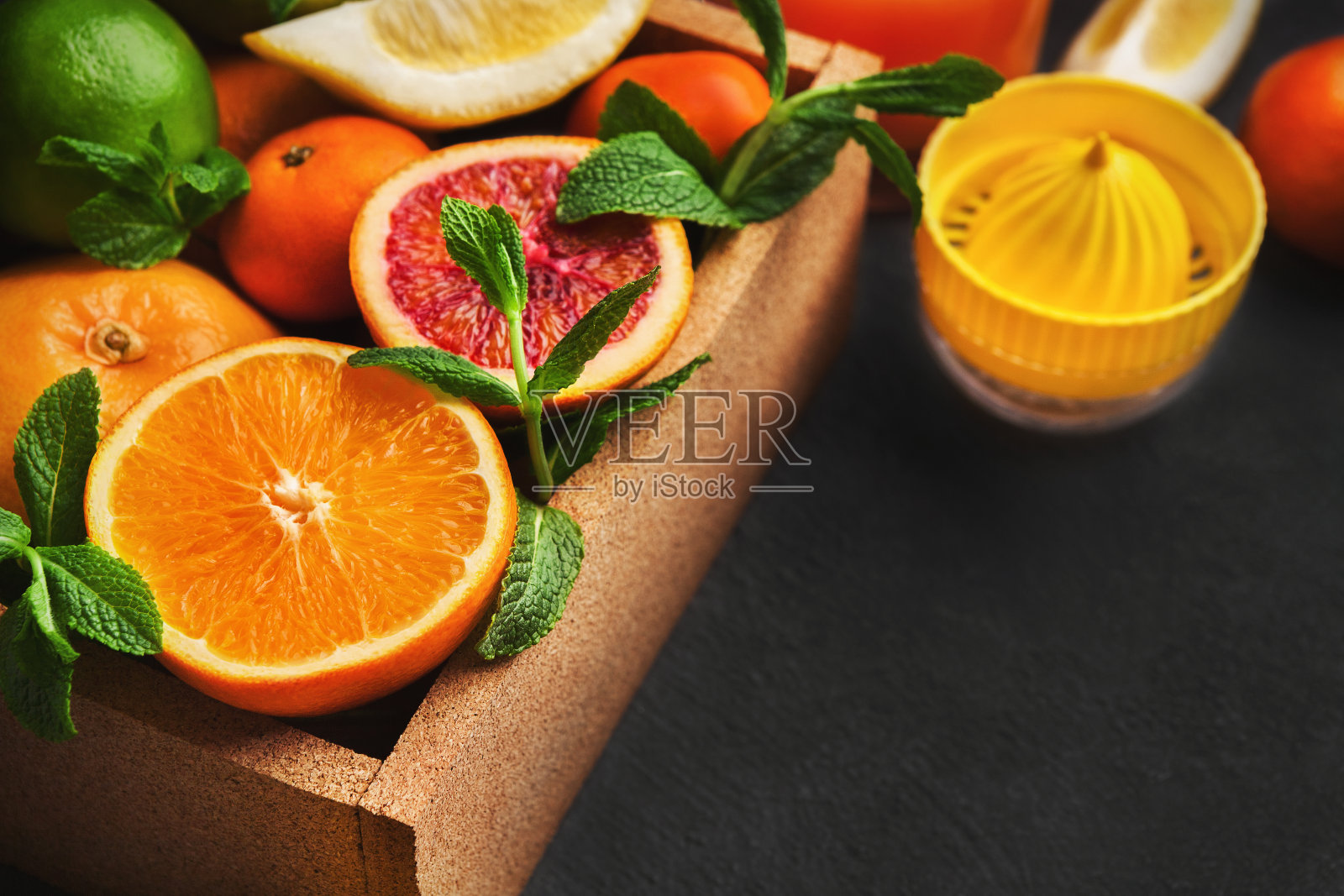 柑橘类水果和榨汁机的新鲜果汁照片摄影图片