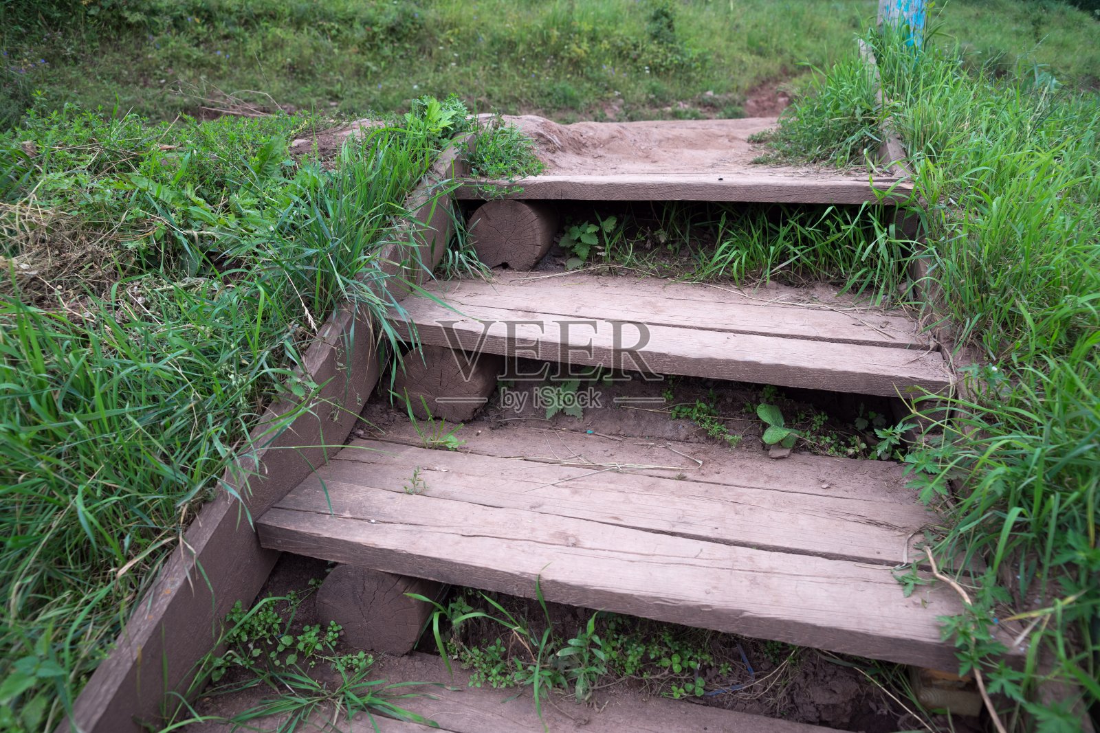 一个旧的，用木板和原木制作的楼梯在乡下。照片摄影图片
