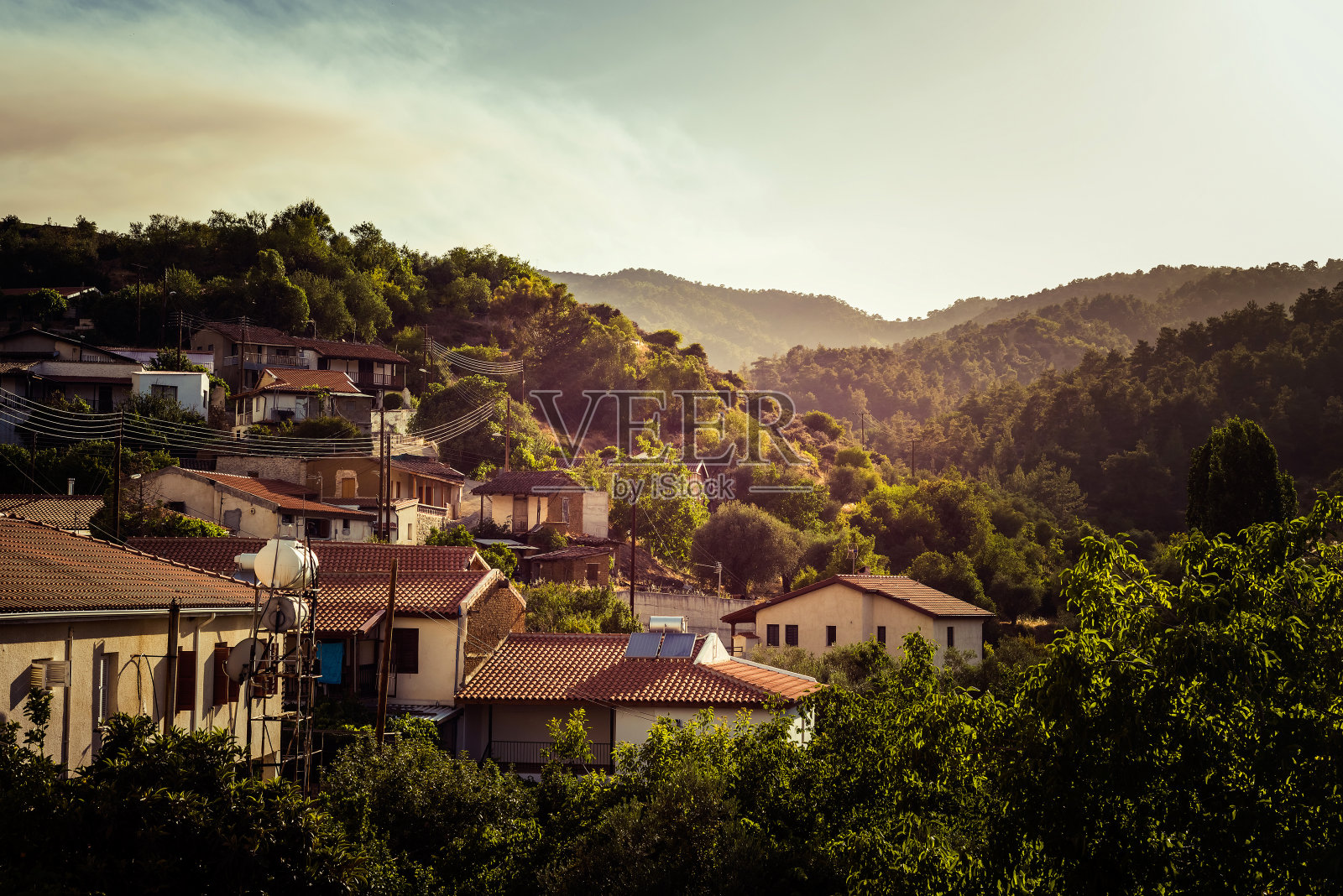 卡利亚纳村缤纷的夏日日落。塞浦路斯尼科西亚区,照片摄影图片