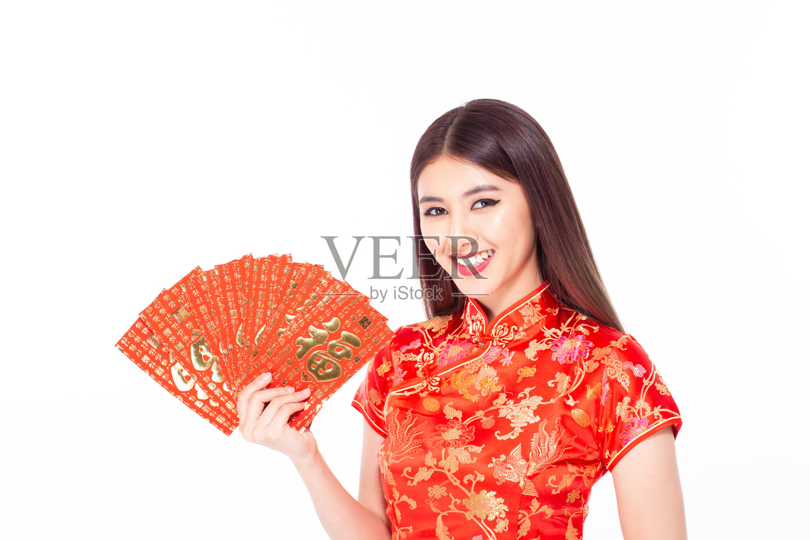 亚洲女人拿着写有祝福字的红包。汉语的意思是幸福或好运。照片摄影图片
