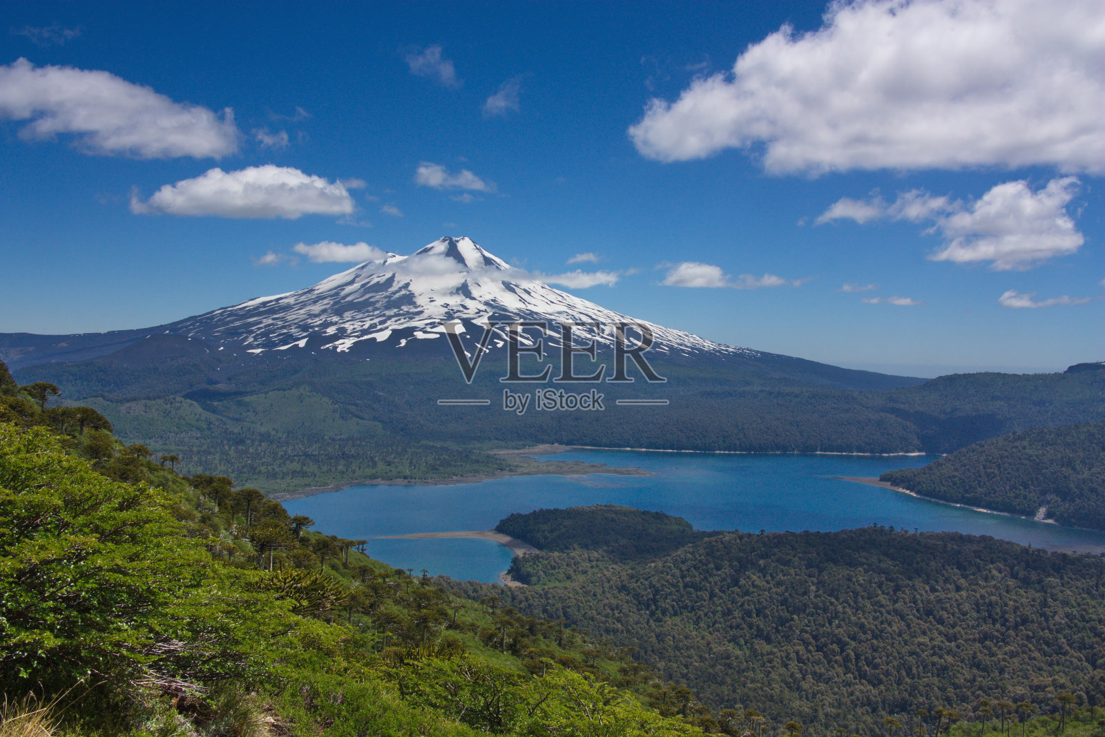 亚伊马火山和湖的景色照片摄影图片