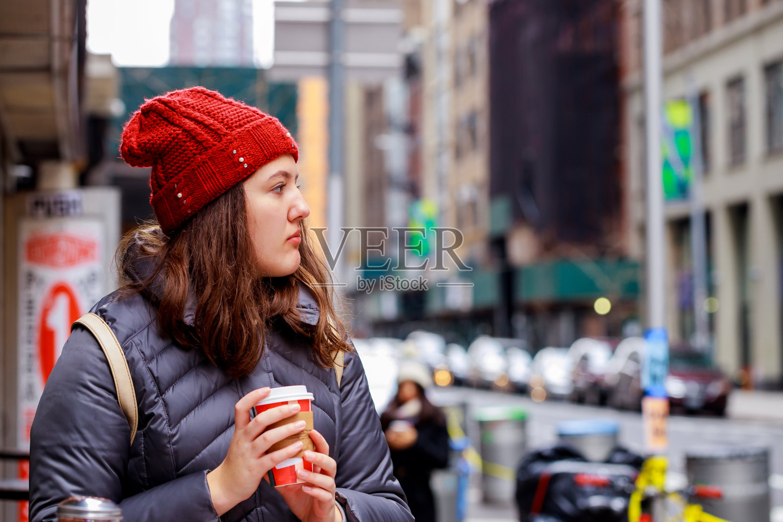 饮料和人们的概念-快乐的年轻少女喝咖啡从纸杯在城市街道照片摄影图片