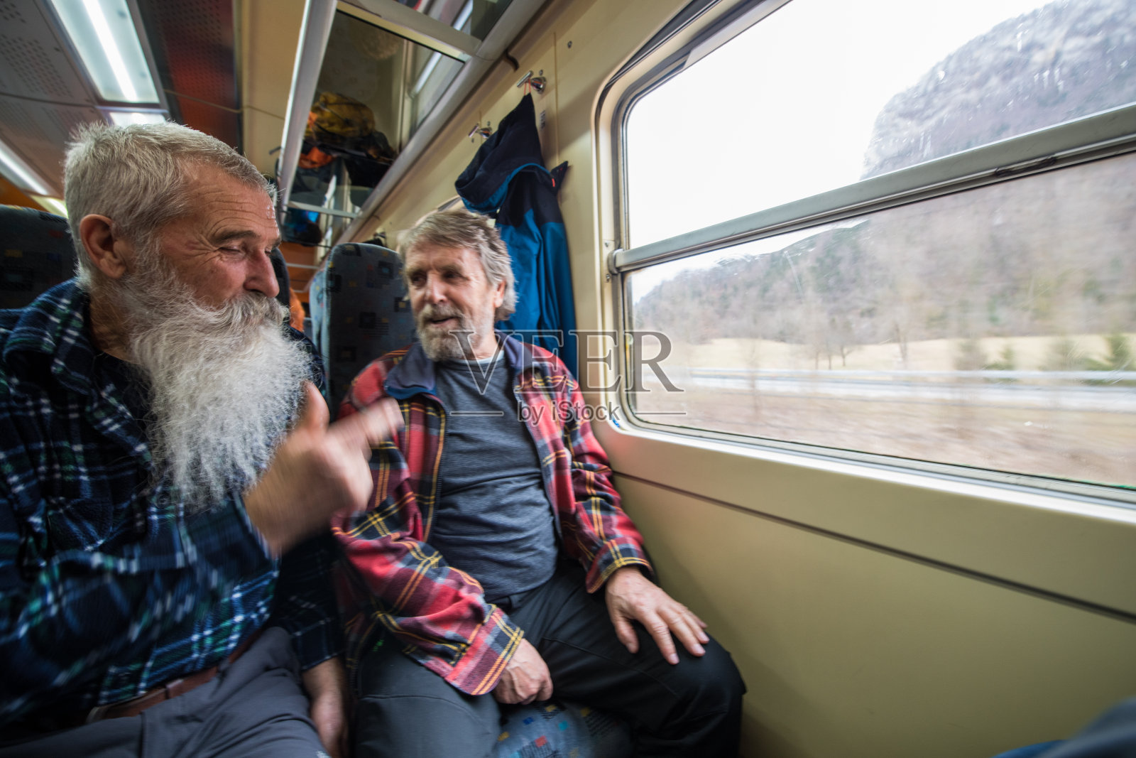 老年人朋友在冬天乘火车旅行照片摄影图片