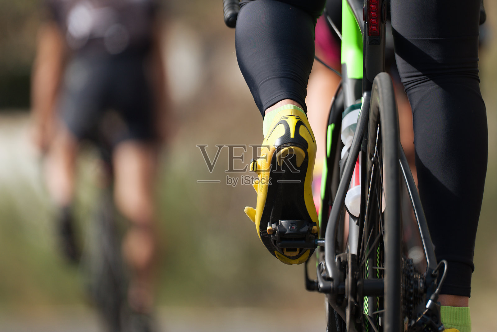 自行车比赛，骑自行车的运动员在高速比赛照片摄影图片