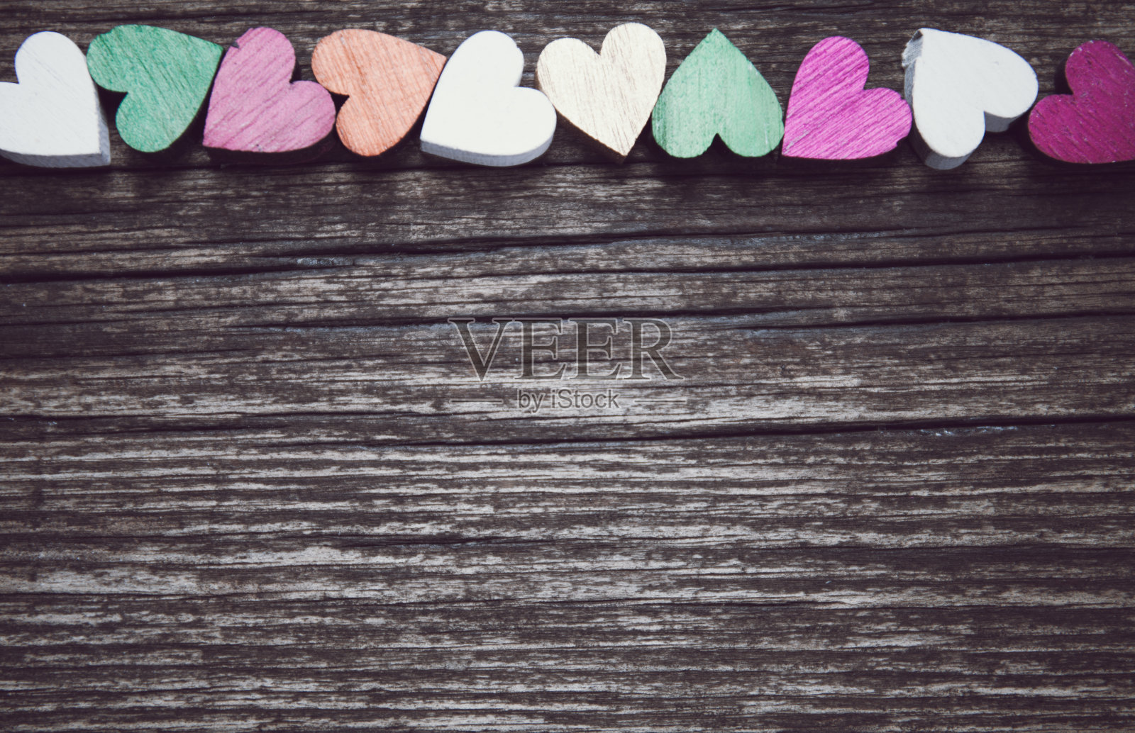 情人节卡片。一个彩色的心在一个古老的木制背景。为文本复制空间。照片摄影图片