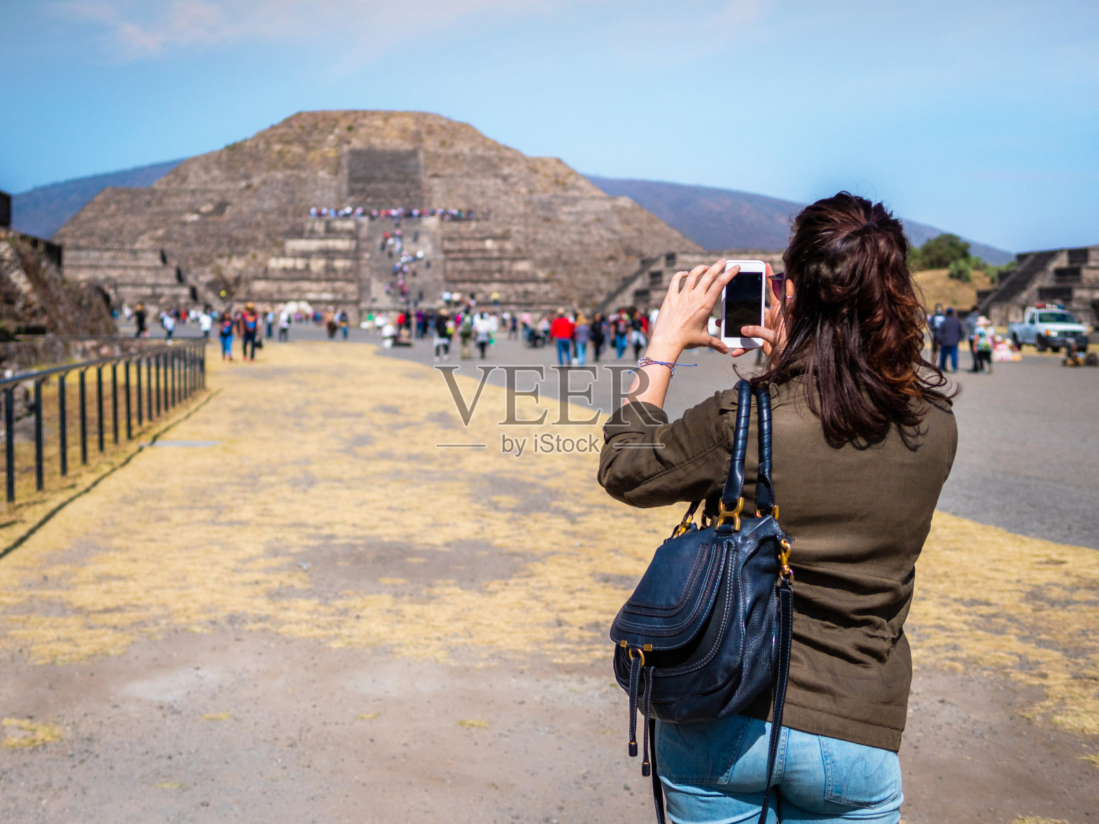 游客在墨西哥特奥蒂瓦坎的阿兹特克古城拍照照片摄影图片