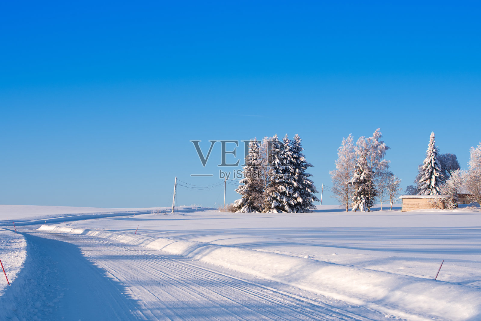 下雪的国家。芬兰东部的冬季景观。照片摄影图片