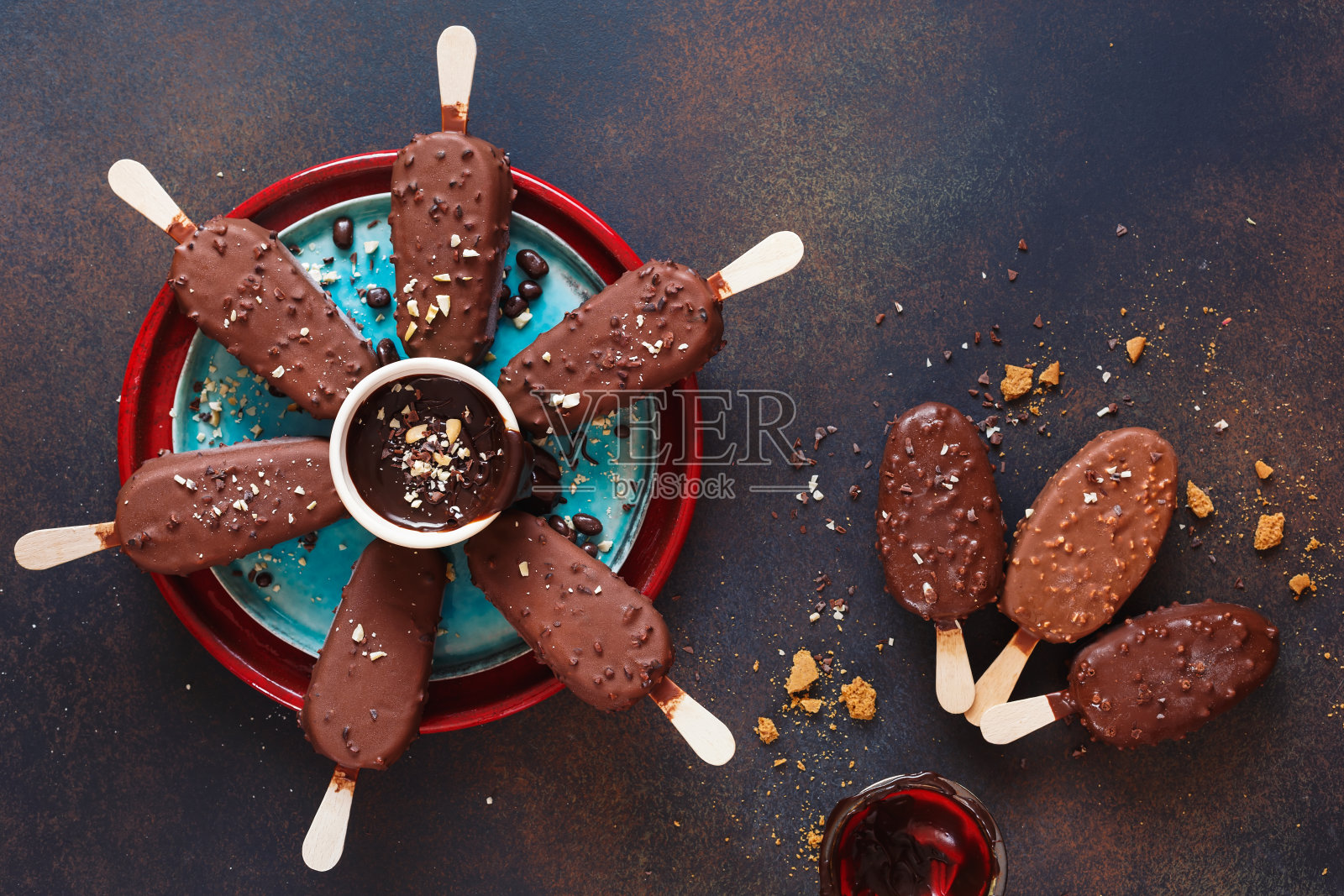 巧克力冰淇淋棒，牛奶和黑巧克力照片摄影图片