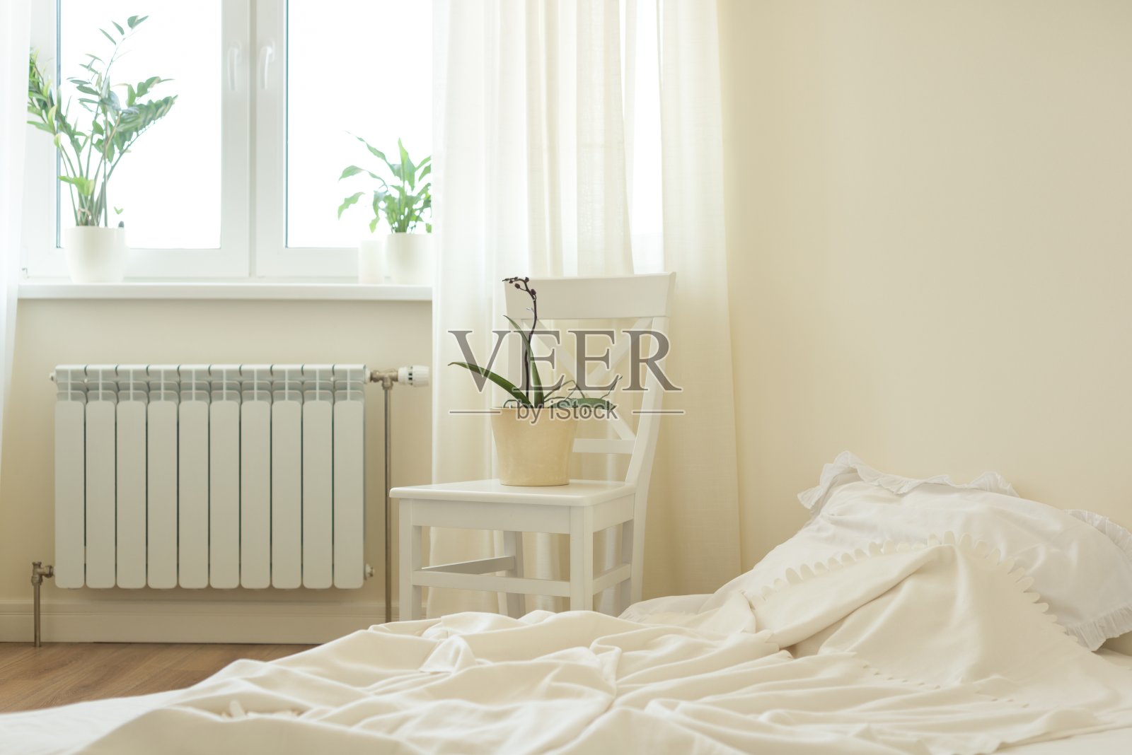 柔和的卧室内部，床，白色的椅子，窗户，光窗帘。照片摄影图片