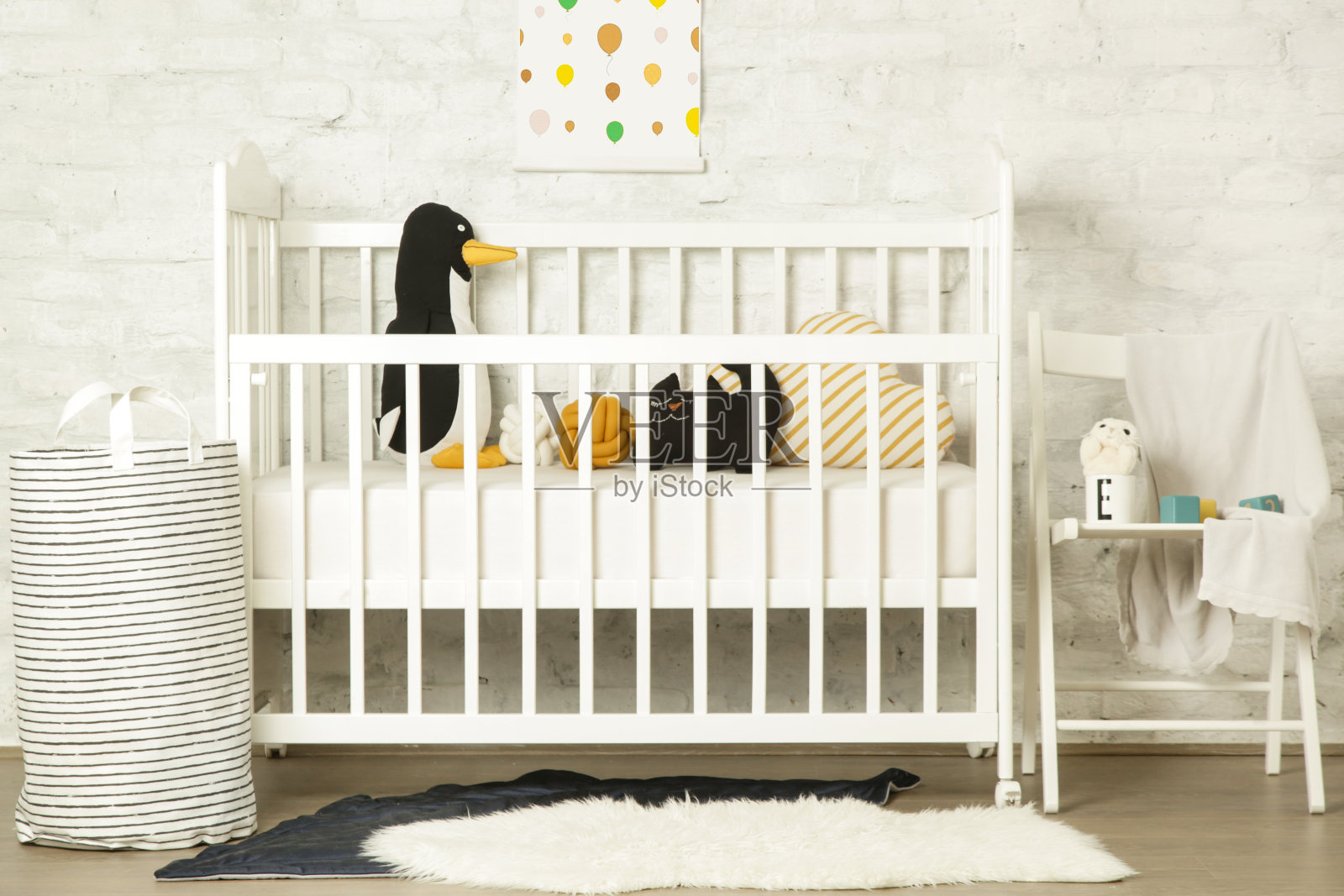 白色木制婴儿床和玩具的房间，斯堪的纳维亚风格的儿童房间内部照片摄影图片