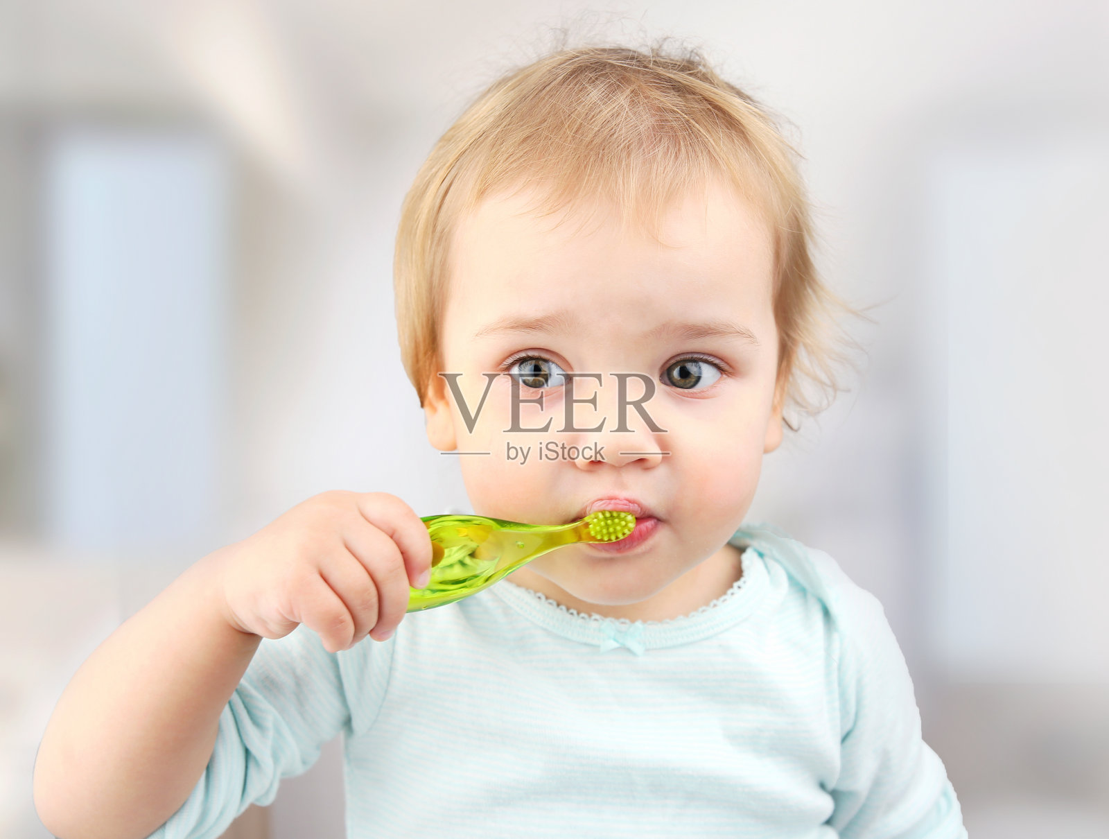 孩子用牙刷，孩子刷牙。照片摄影图片