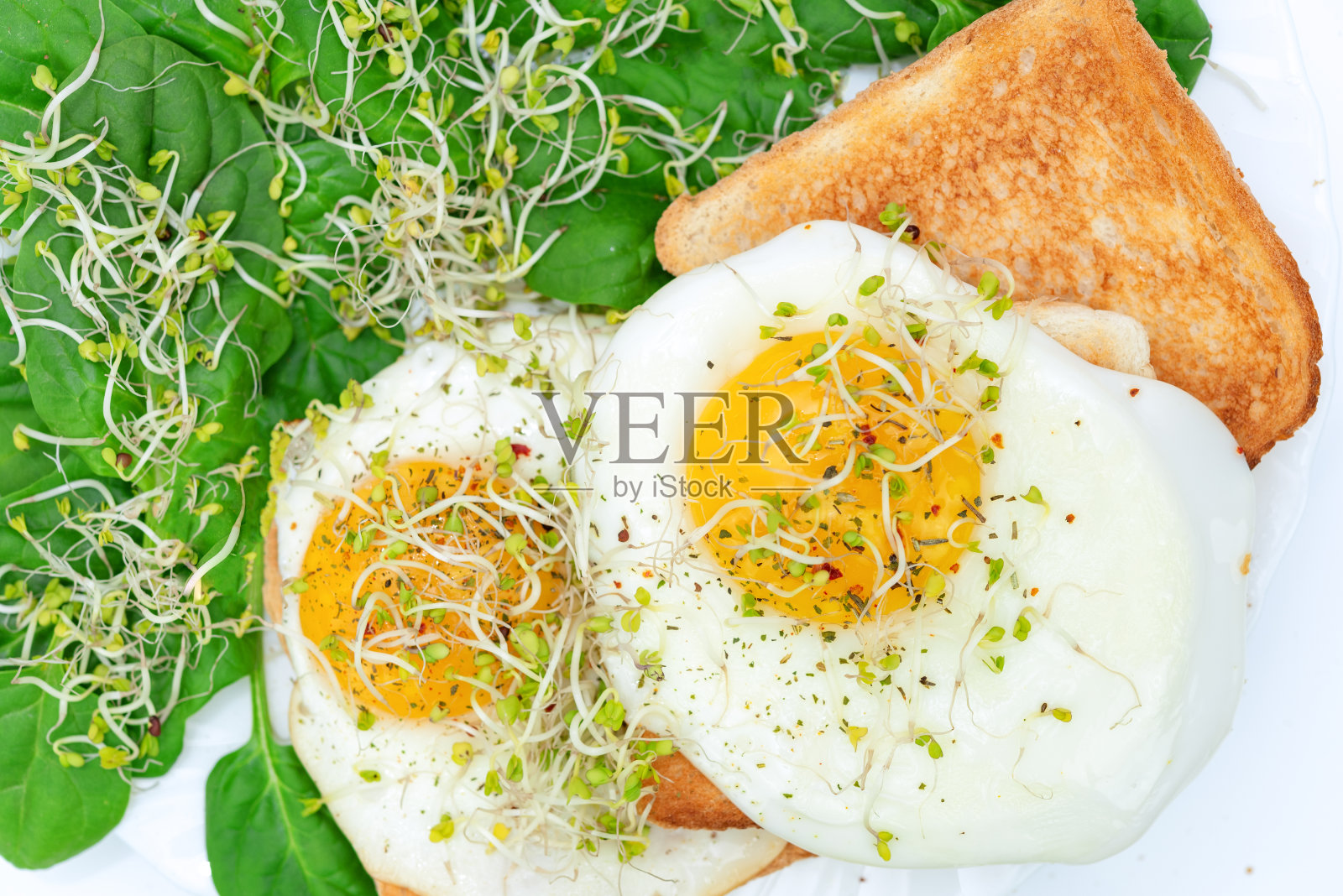 煎蛋配吐司和菠菜照片摄影图片