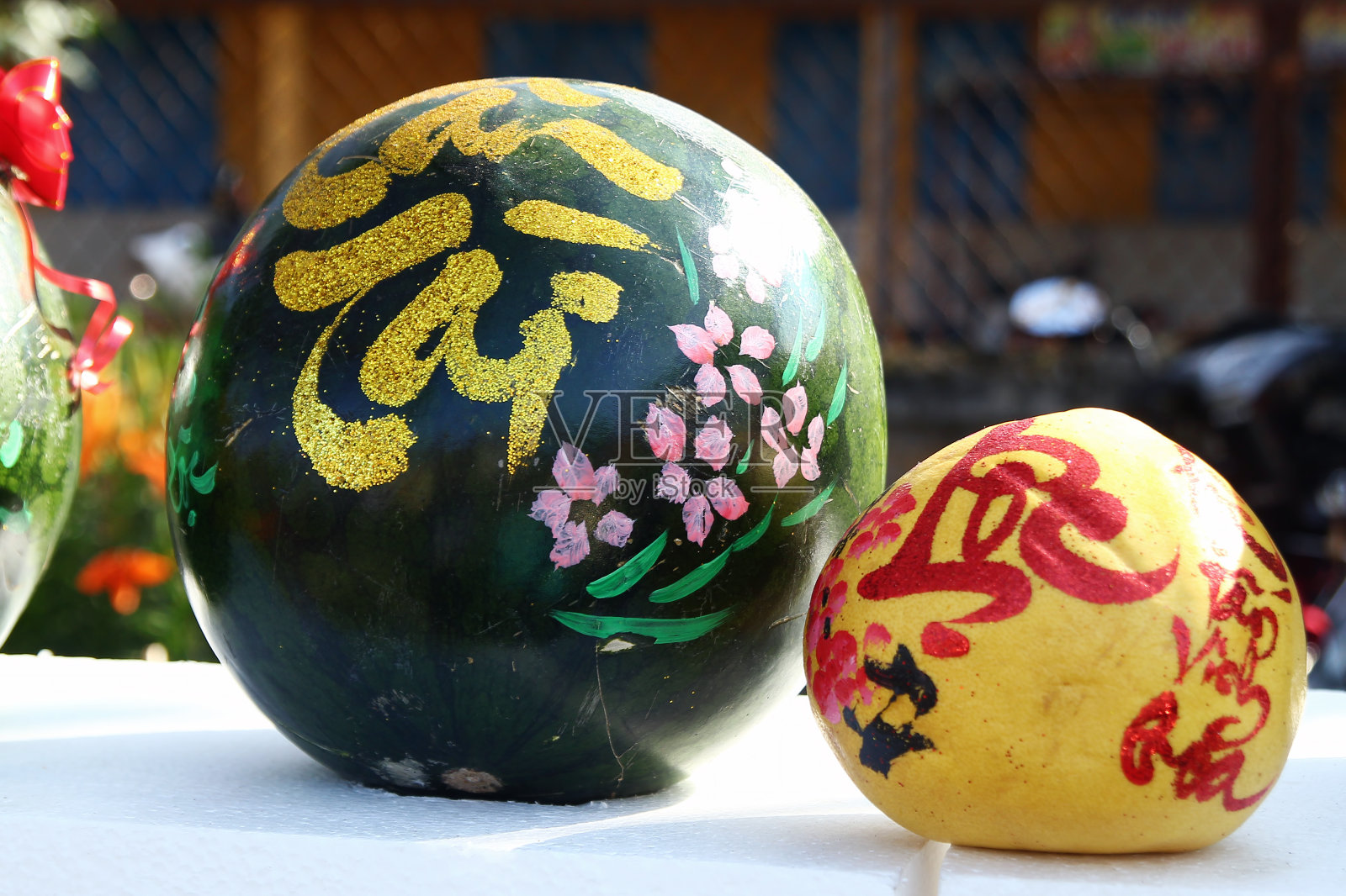 在越南会安的一个市场上，西瓜和葡萄柚装饰庆祝越南新年。题词的翻译是:繁荣给你，财富。照片摄影图片