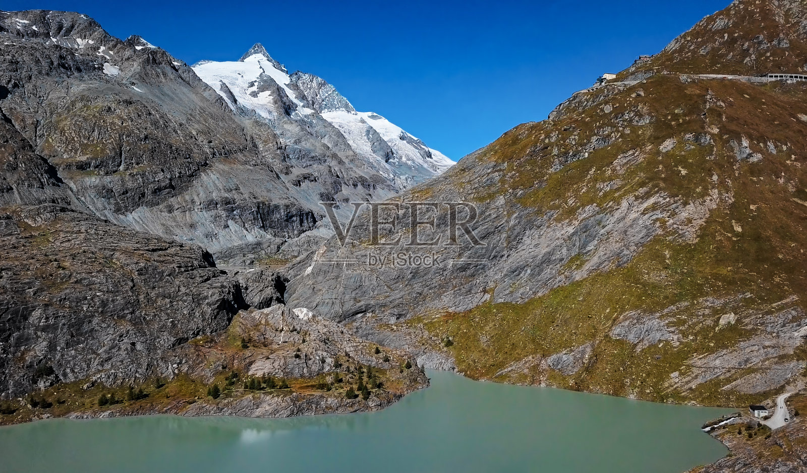鸟瞰图的玛格丽特湖(Margaritzenstausee)，大格洛克纳冰川和风景优美的高山公路，奥地利照片摄影图片