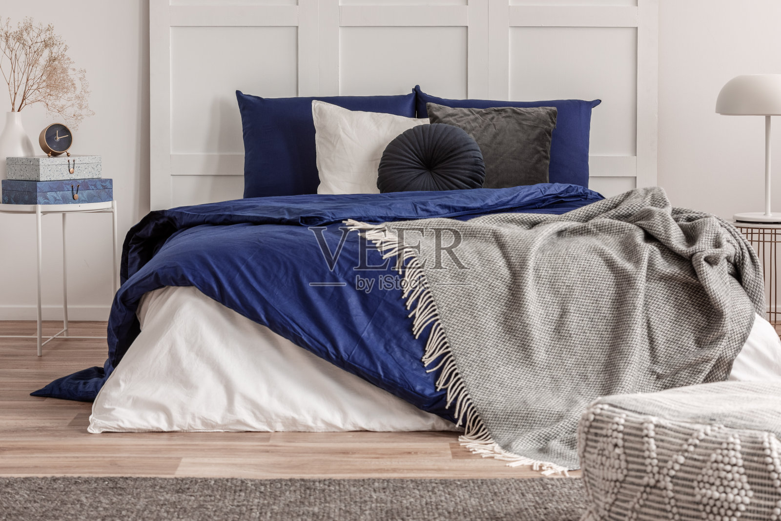 灰色和蓝色的床上用品和毯子舒适的特大号床照片摄影图片