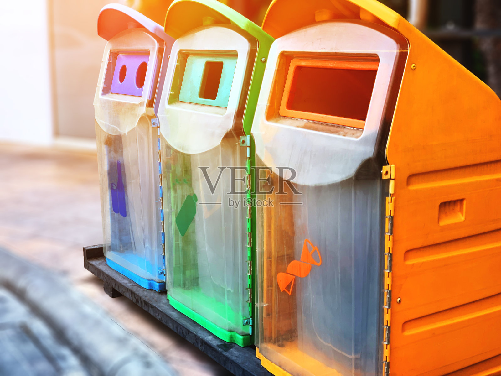 侧视图为三回收站，黄色、蓝色、绿色代表各类垃圾，城市环境理念。照片摄影图片