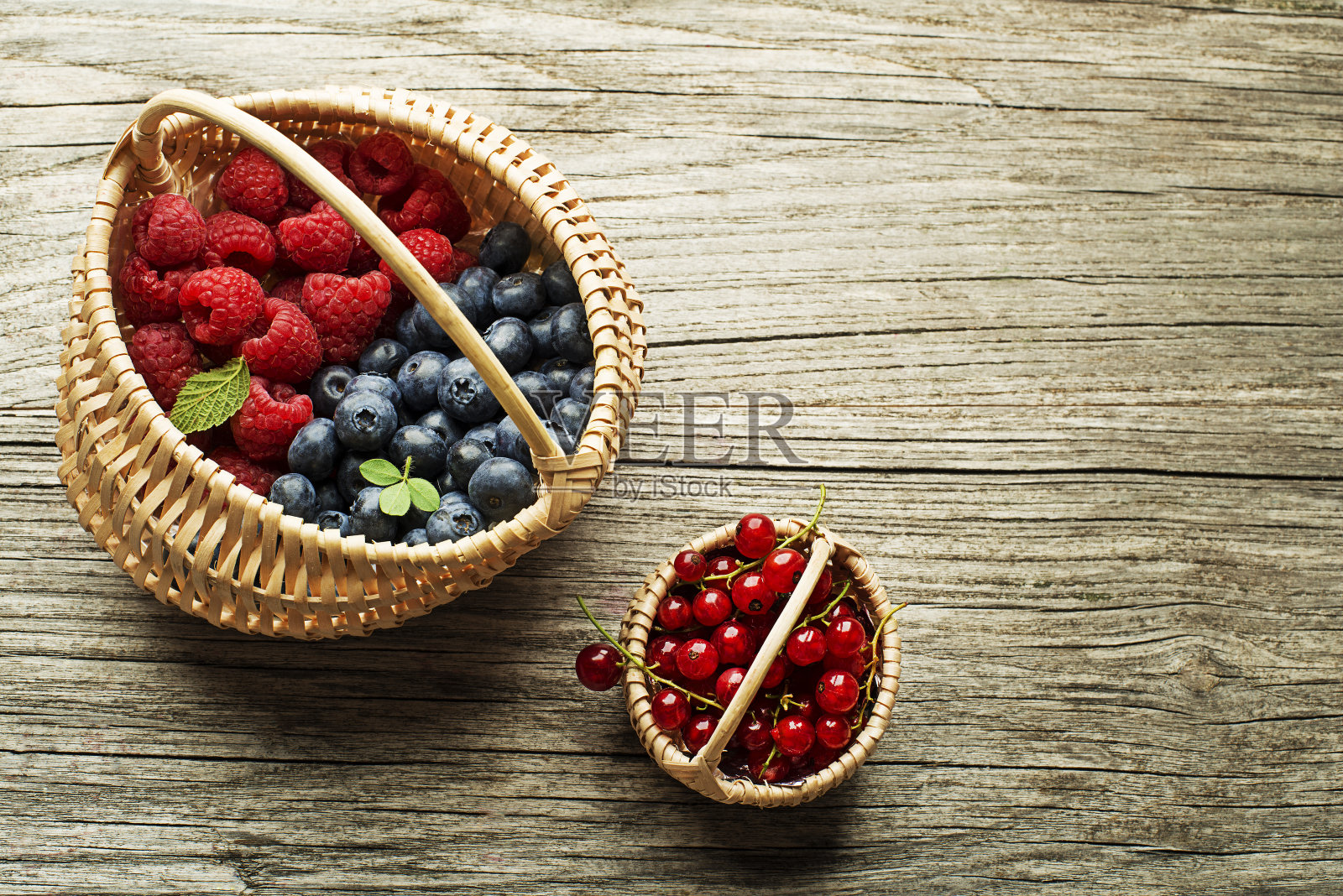 篮子里的浆果和水果照片摄影图片