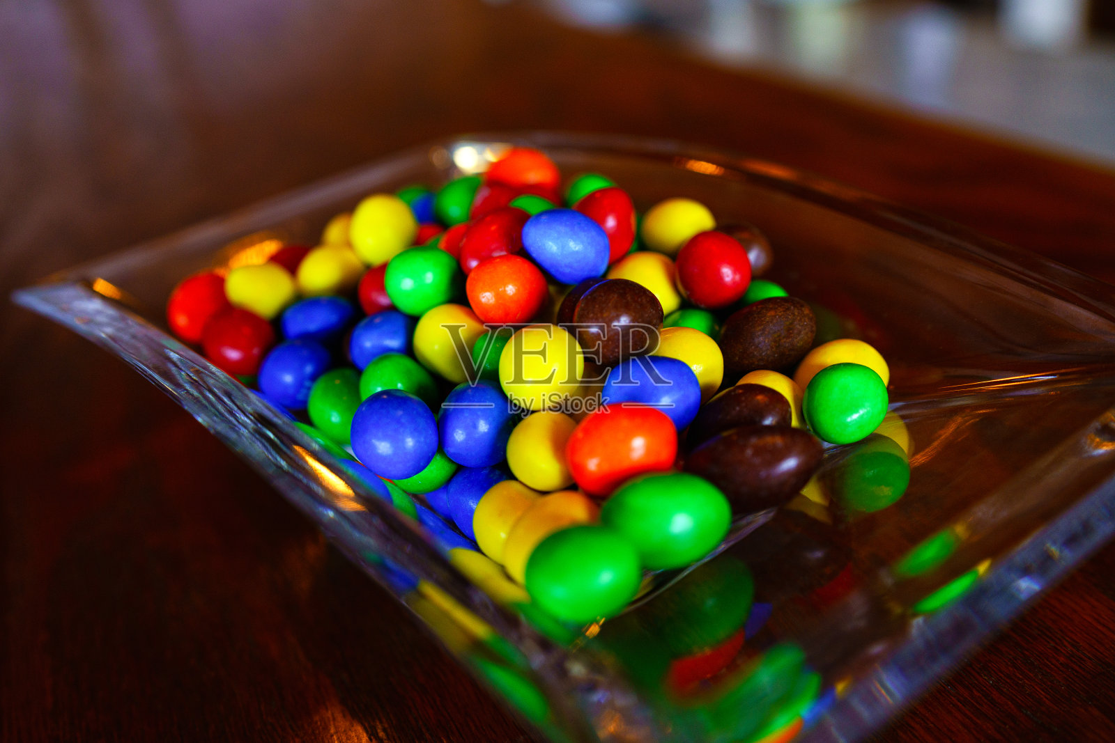 碗中的彩色糖果照片摄影图片