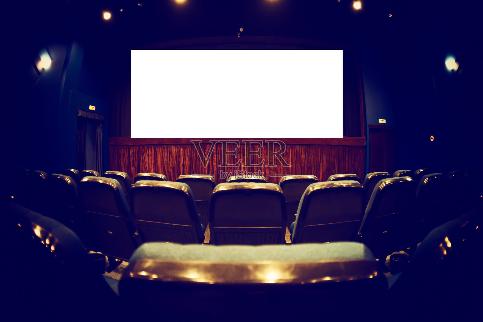 空的电影院礼堂，空的白色屏幕。戏院或电影院的空座位。健美的。照片摄影图片
