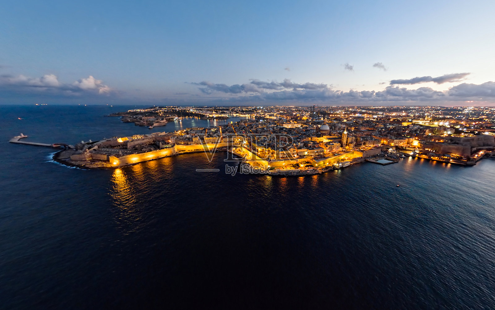 马耳他，日落时分瓦莱塔古城的航拍全景照片摄影图片