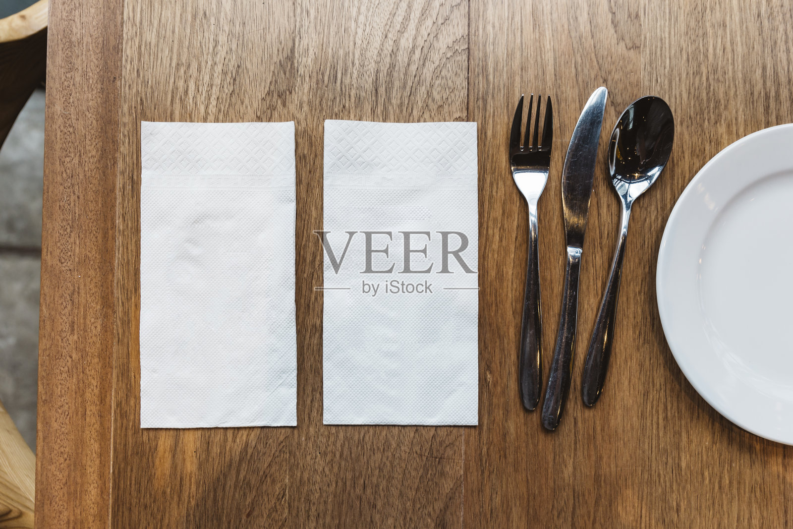 木桌上方的纸巾和餐具的俯视图。对食物的横幅。照片摄影图片