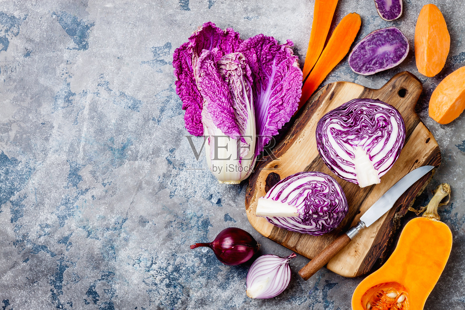季节性的冬秋蔬菜在灰色的石头背景上。以植物为基础的素食或素食烹饪概念。清洁饮食，碱性饮食照片摄影图片