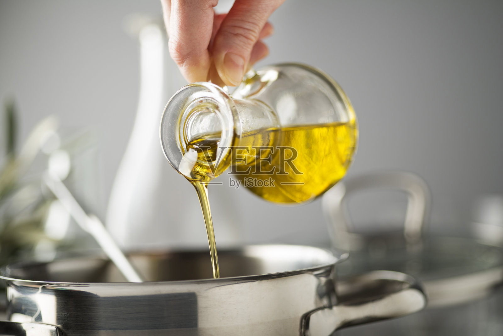用橄榄油在锅里做饭照片摄影图片