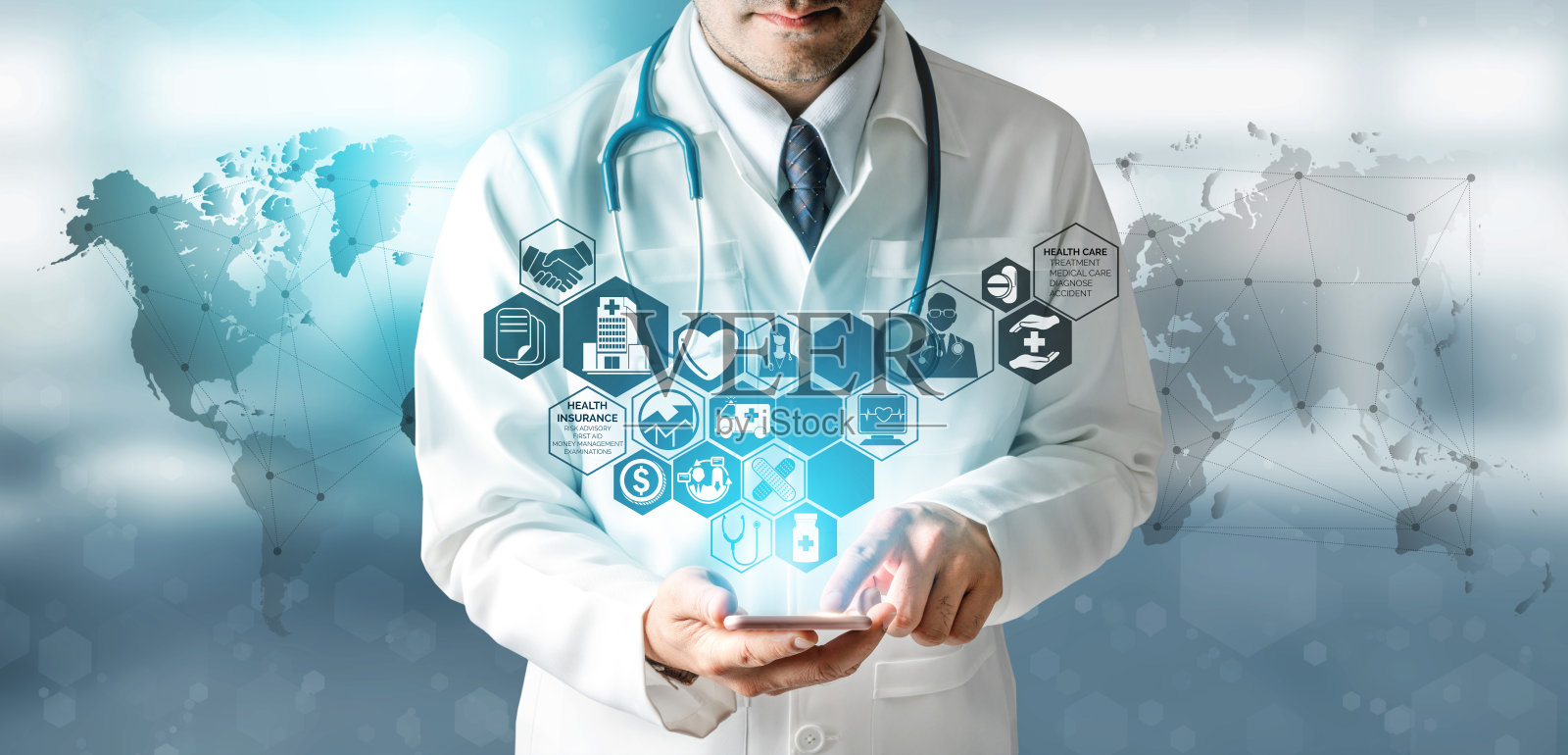 医疗保健概念-医生在医院与数字医疗图标图形横幅显示医学符号，医护人员，紧急服务网络，医生数据的患者健康。照片摄影图片