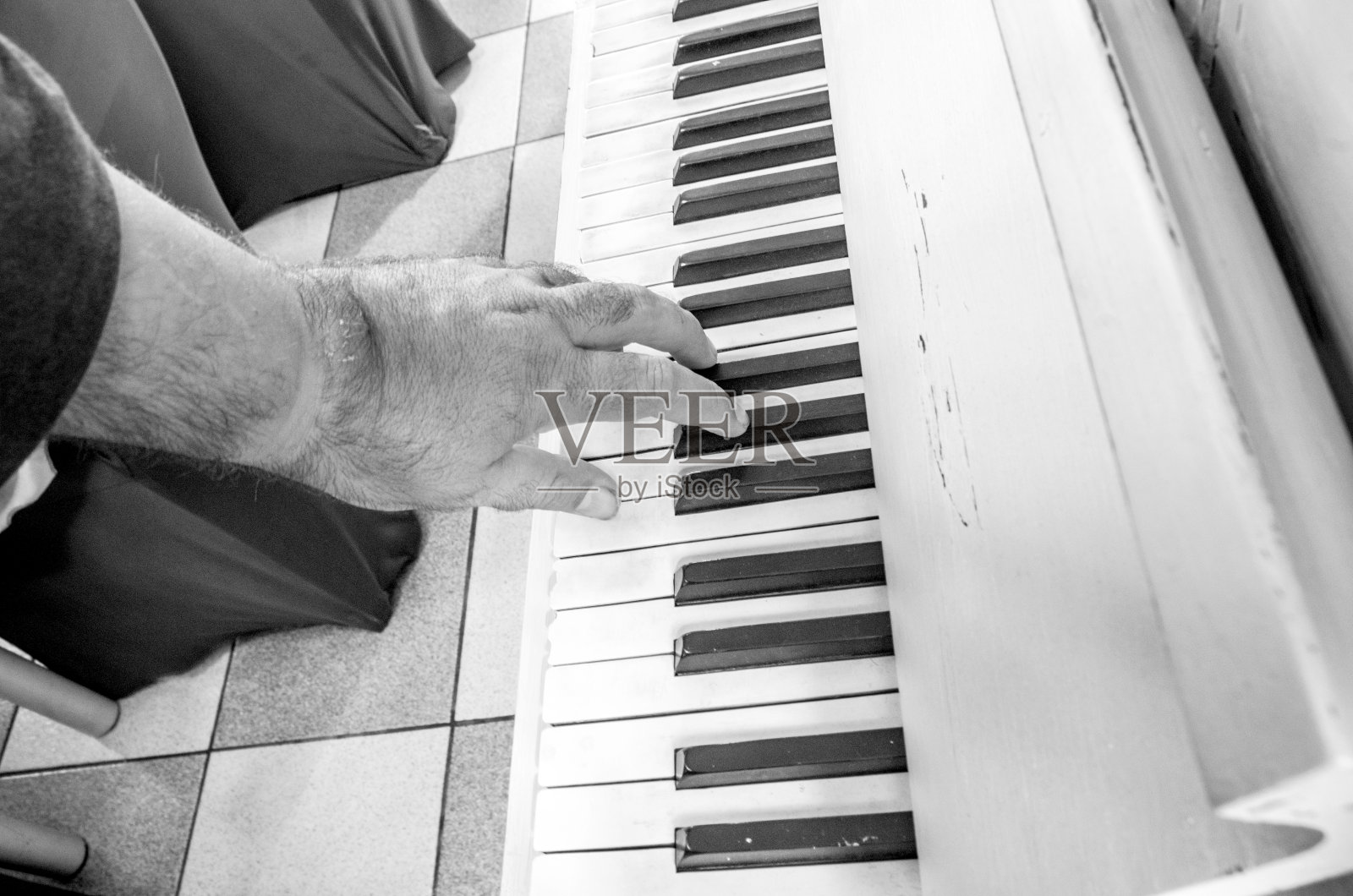 一位老音乐家用双手弹钢琴照片摄影图片