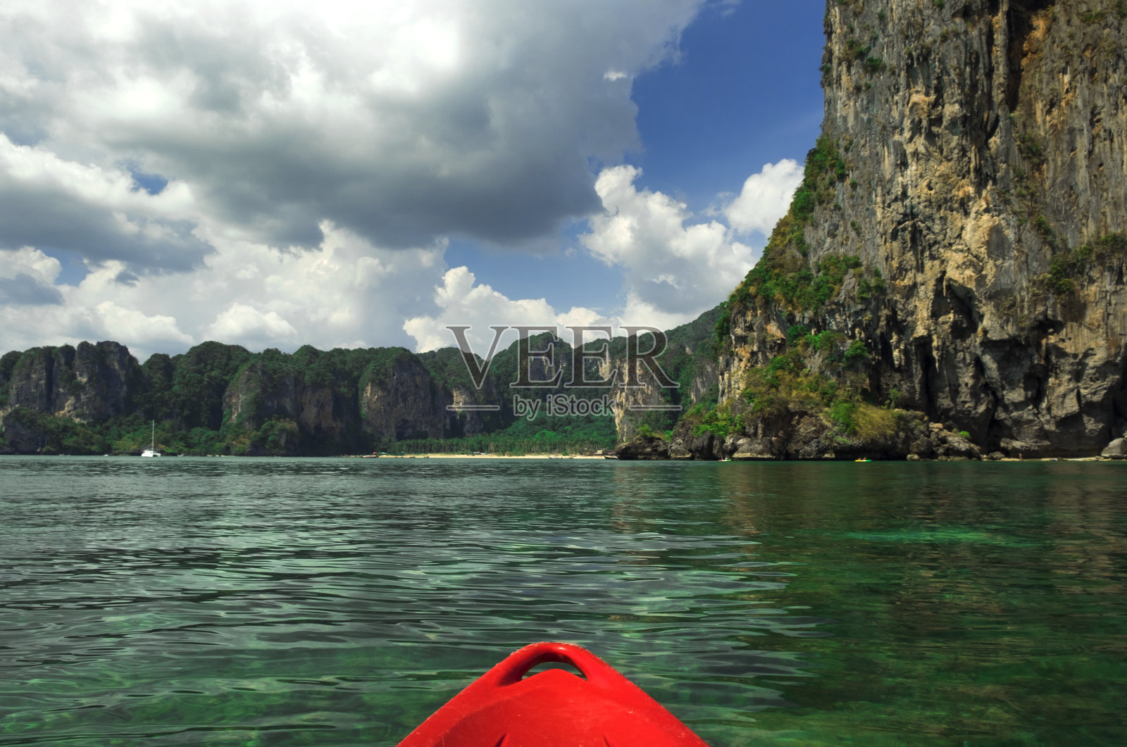 皮划艇和美丽的风景，在泰国甲米的海上岩石照片摄影图片