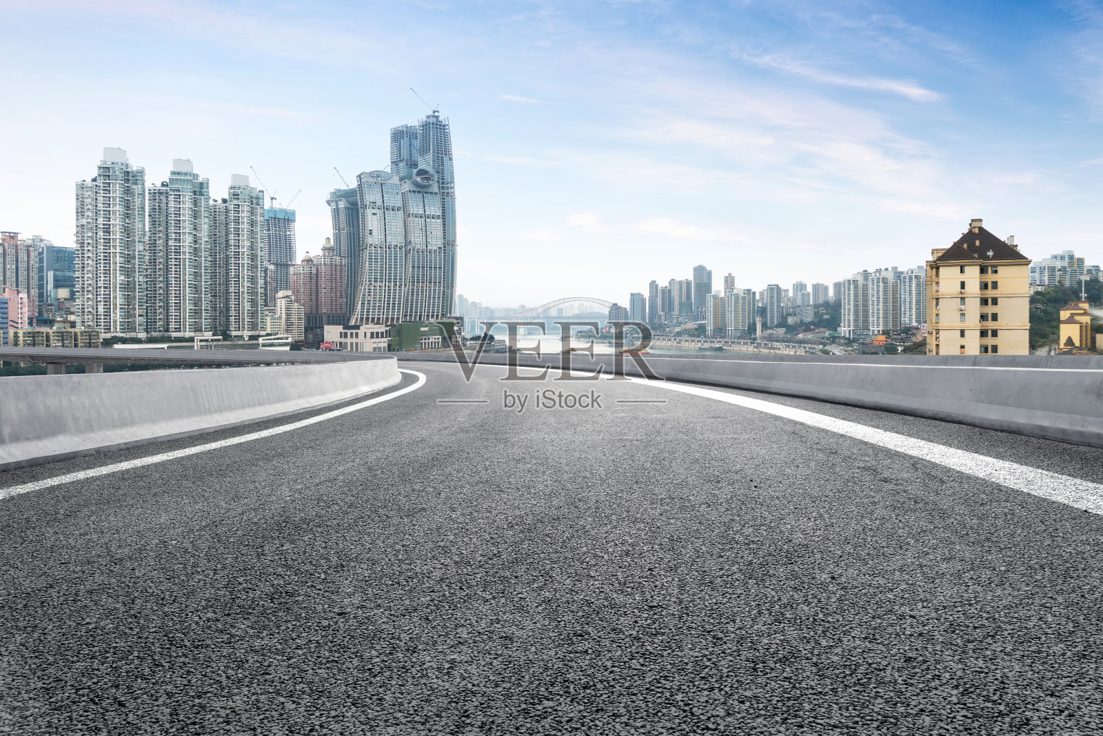 空旷的高速公路与城市景观和天际线，中国重庆。照片摄影图片