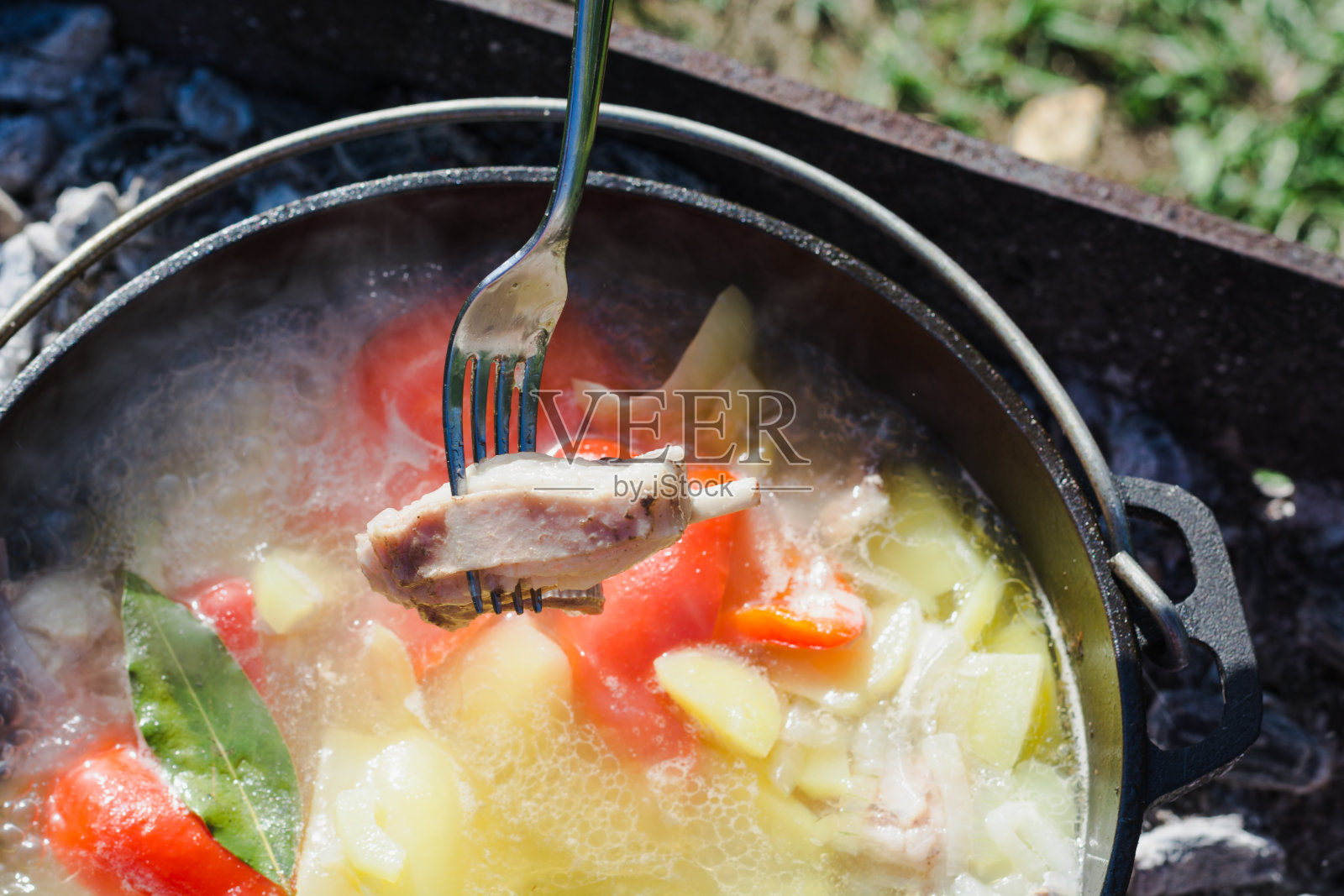什巴汤在铸铁锅外。徒步旅行的食物。照片摄影图片