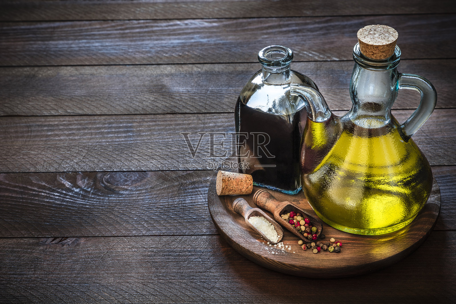 橄榄油和香醋放在质朴的木桌上照片摄影图片