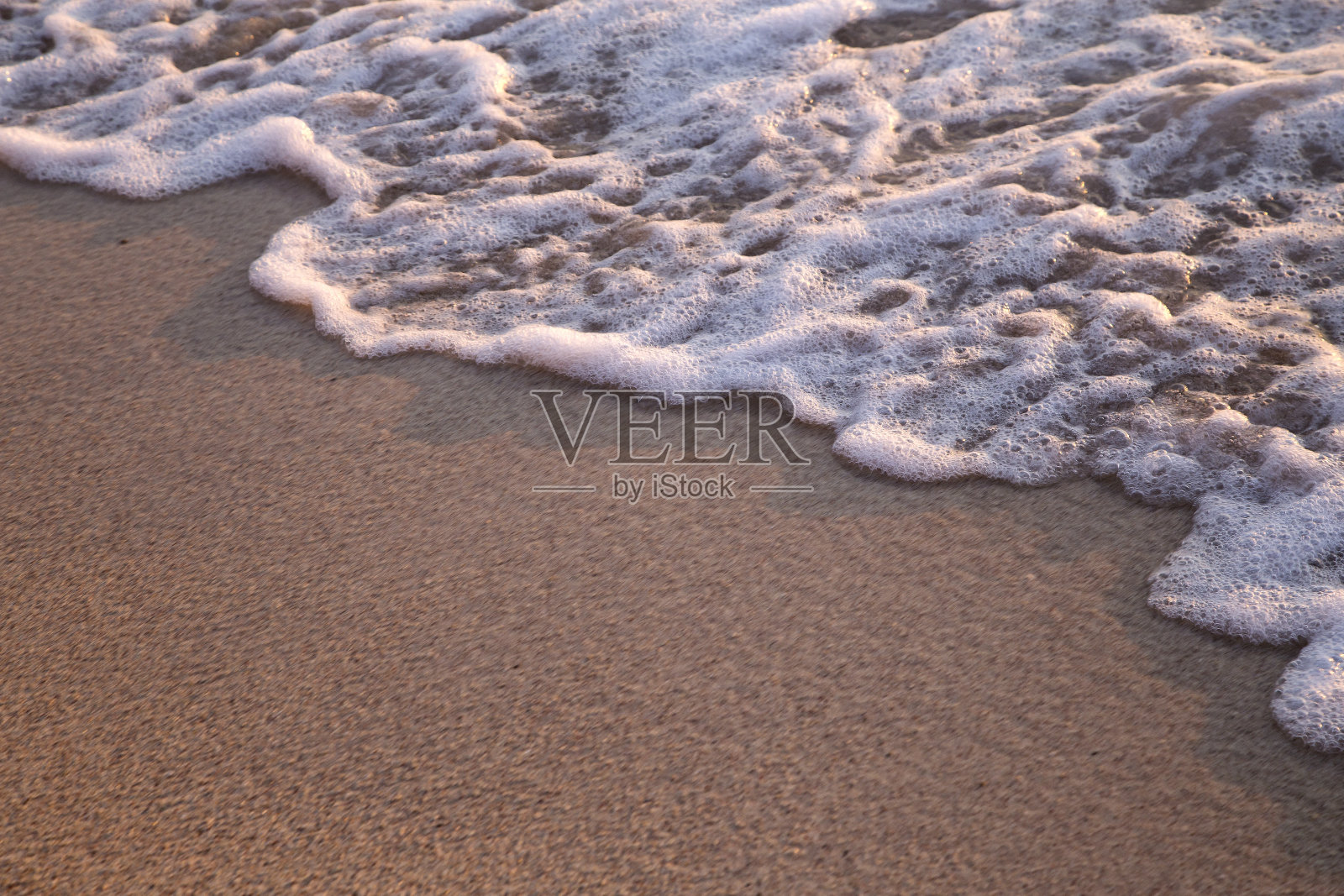 沙滩上碧绿的海水柔软的波浪照片摄影图片