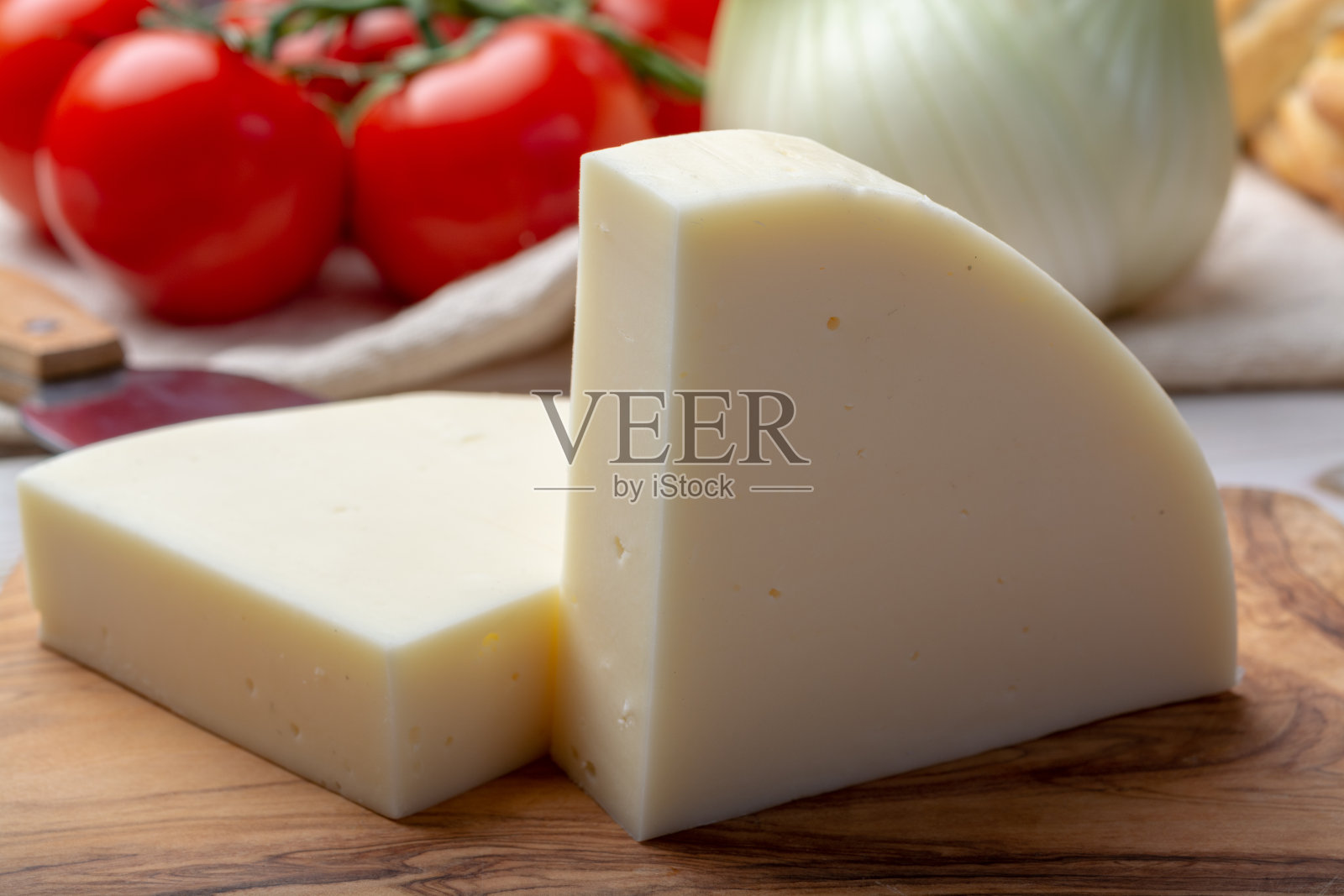 意大利奶酪，克雷莫纳的波萝伏洛干酪牛奶酪配橄榄面包和西红柿照片摄影图片
