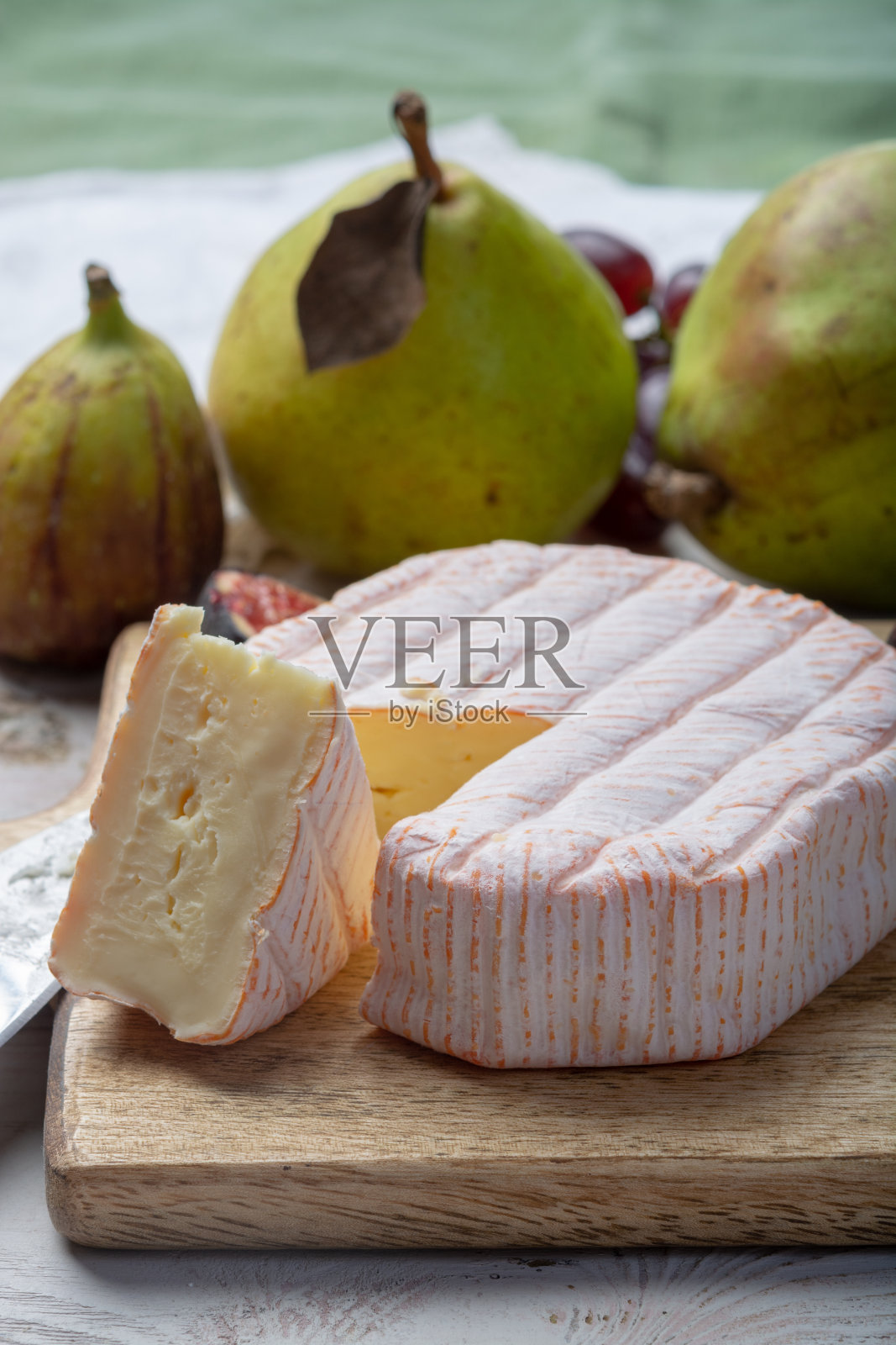 用牛奶制成的法国圆乳酪，配上新鲜的无花果和梨作为甜点照片摄影图片