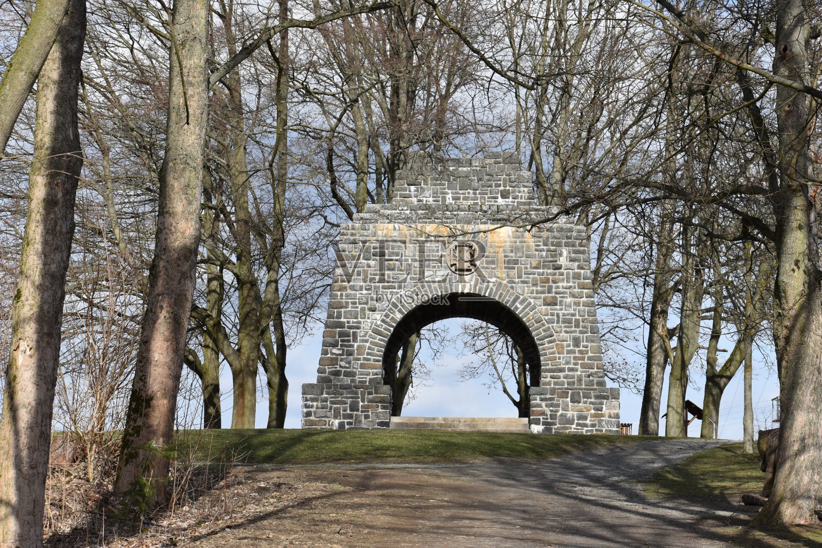 风景在Zeulenroda在Thüringen与许多树木和一个石门在德国照片摄影图片